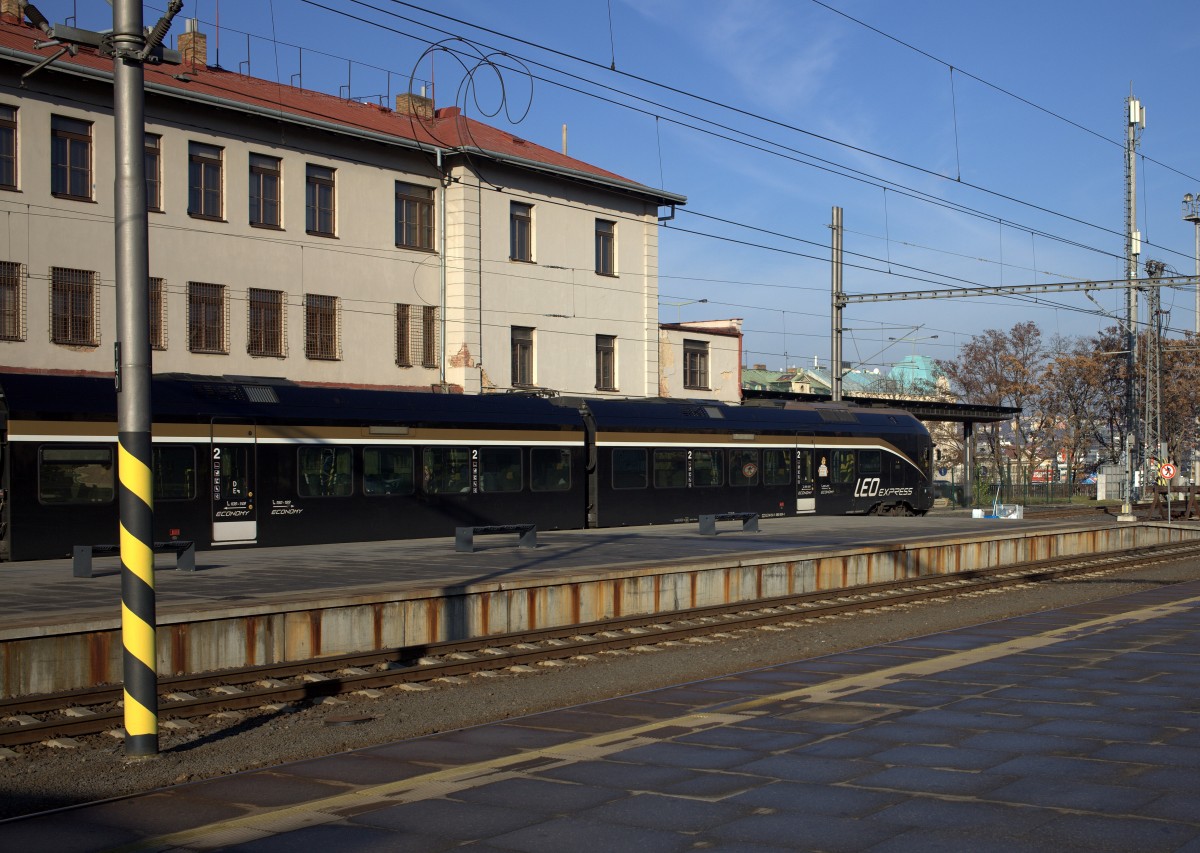 Abgestellter LEO Expreß in Prag, hier ein Wagen der 2. Wagenklasse. 05.12.2015 11:39 Uhr
