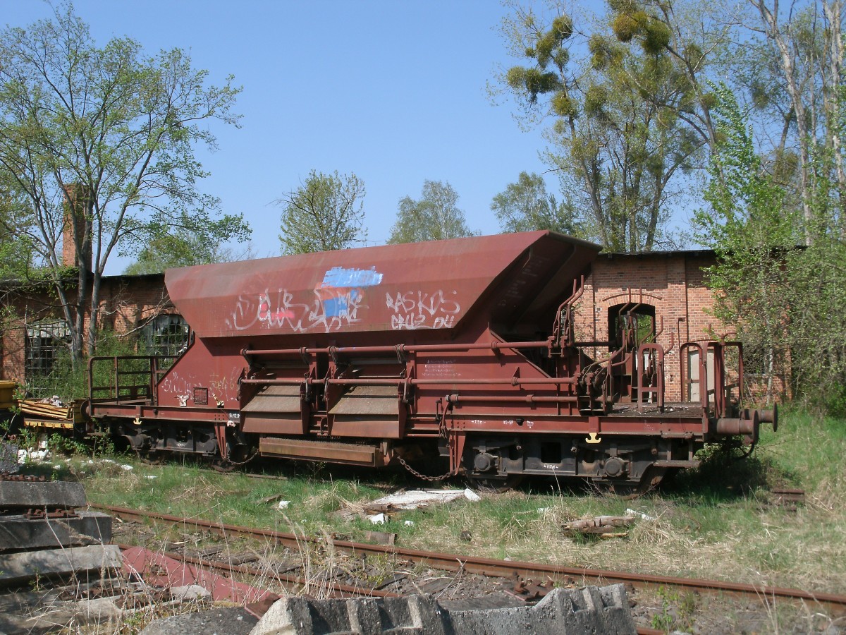 Abgestellter Schotterwagen,am 23.April 2011,in Neustrelitz Sd.