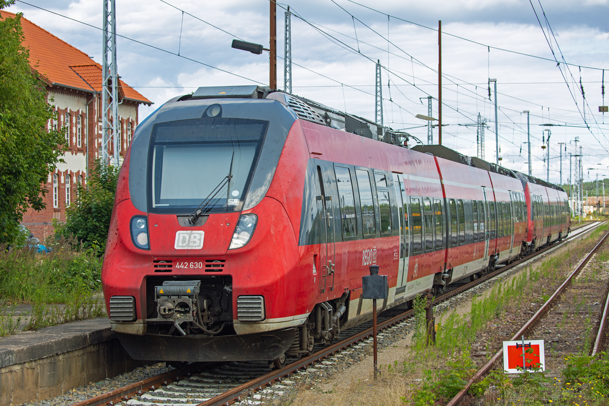 Abgestellter Talent 2 mit ziemlich farblosem DB Logo auf Gleis 6 Höhe eines alten Gleissperrsignals in Neustrelitz. - 12.07.2020