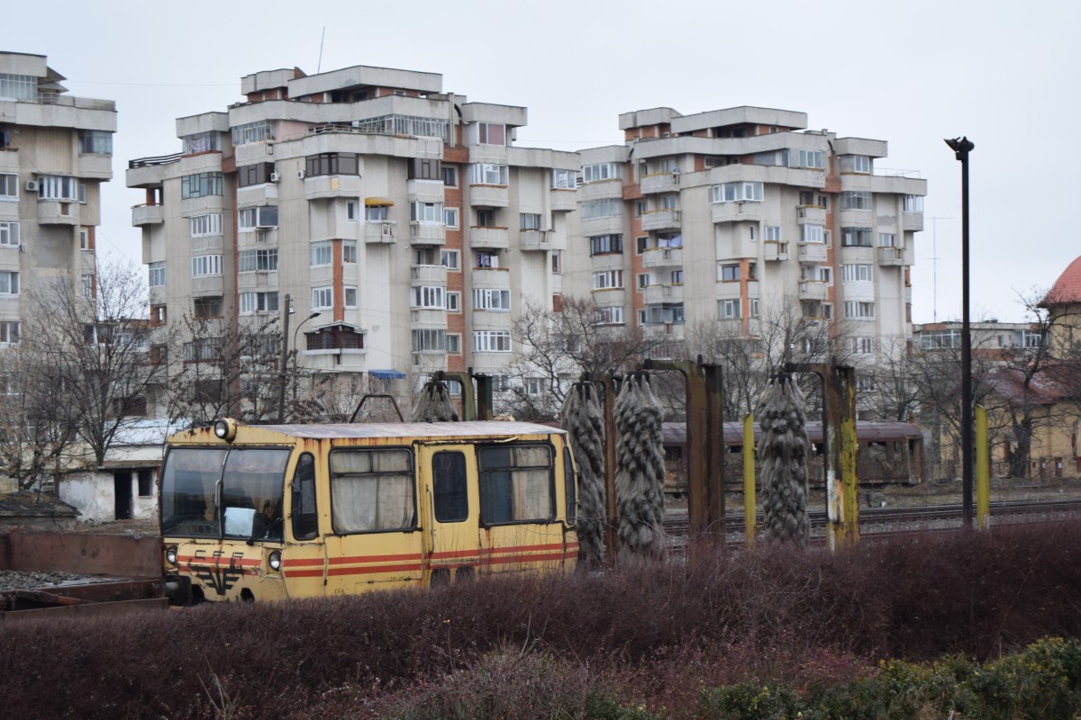 Abgestelltes Bahndienstfahrzeug im Bahnhof Pitesti am 13.02.2016.