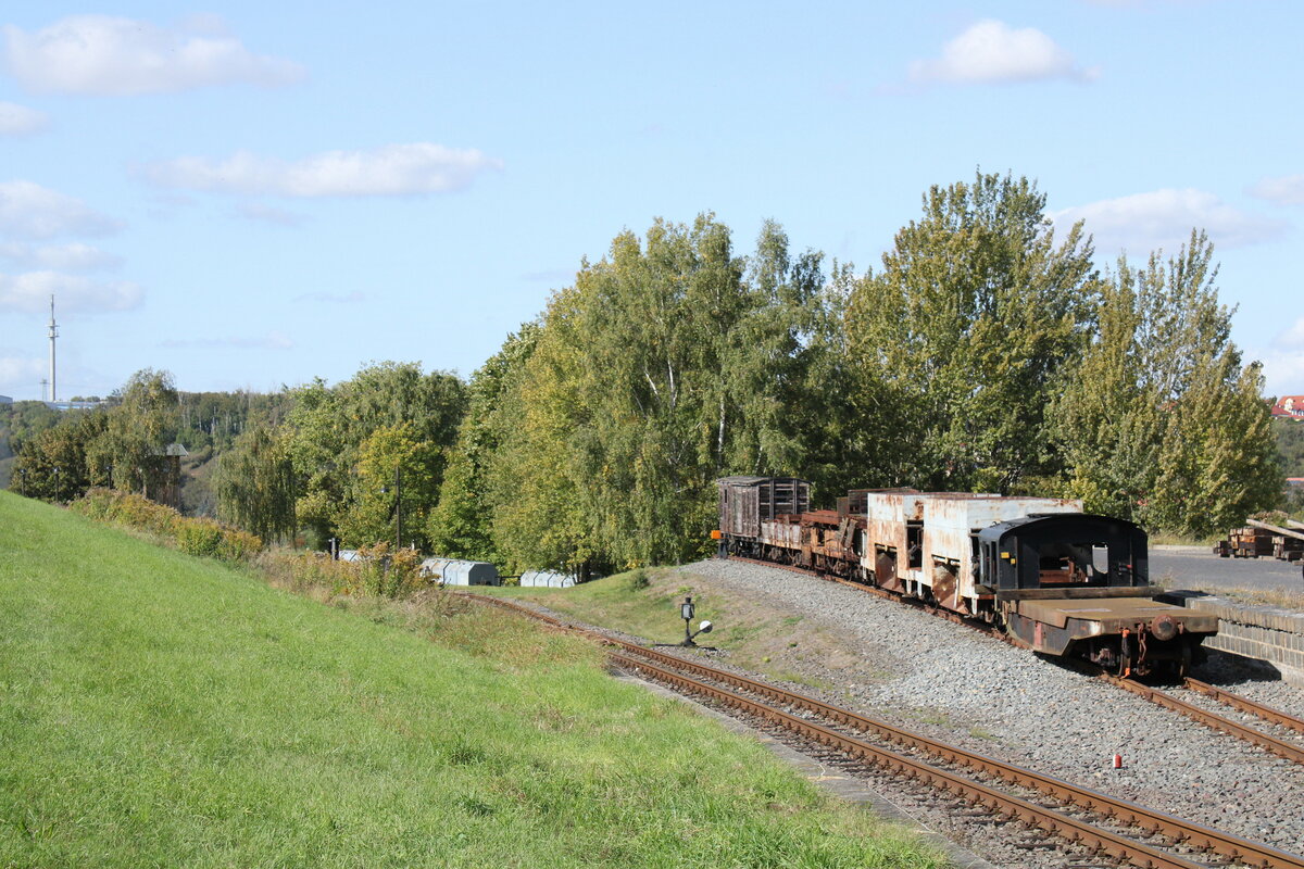 Abgestelltes Rollmaterial der Mansfelder Bergwerksbahn, am 30.09.2023 auf Gleis 12 im Bahnhof Hettstedt-Kupferkammerhütte, sowie das Streckengleis nach Benndorf.