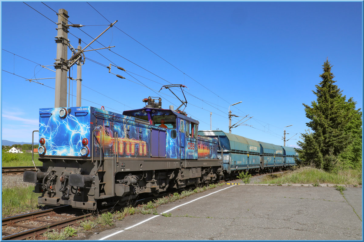 Abgezweigt von der Südbahn schiebt 1063.39 Ihre 4 Wagen in Richtung Kohlekraftwerk Mellach. 
10.05.2019