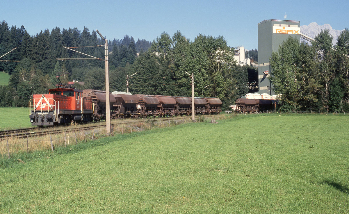 Abholung von Wagen beim Hartsteinwerk Kitzbühel mittels ÖBB 1063.006-9 am 12.09.1994, Aufnahme 10.04 Uhr, direkt vor der Abfahrt zur Hauptstrecke. Diascan (Fujichrome100).