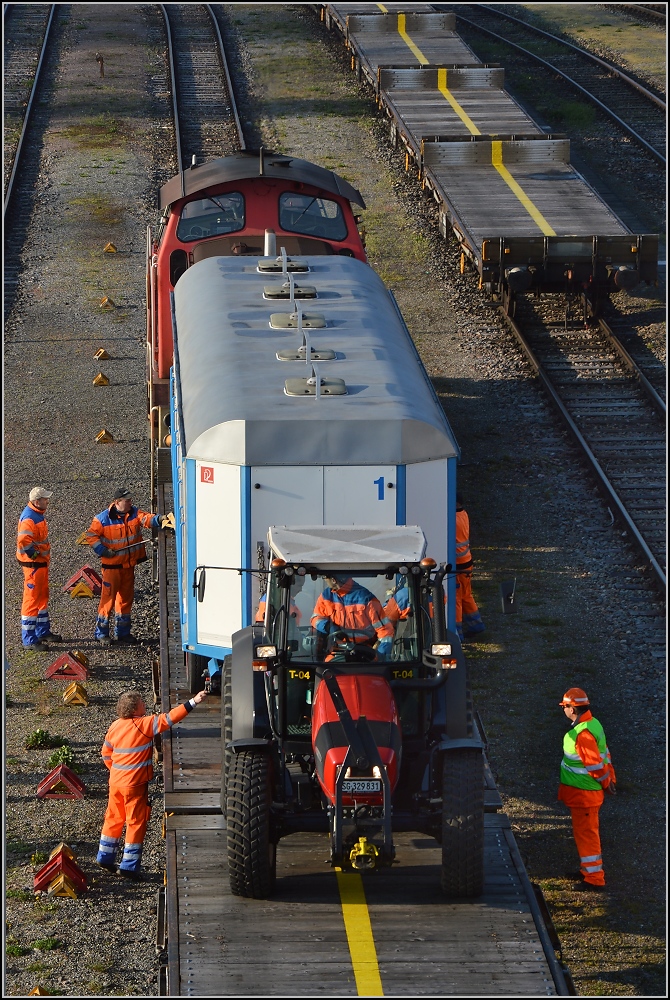 Abladen des Zirkus Knie in Konstanz. Der letzte Wagen dieses Zughäppchens wird abgeholt. April 2016.