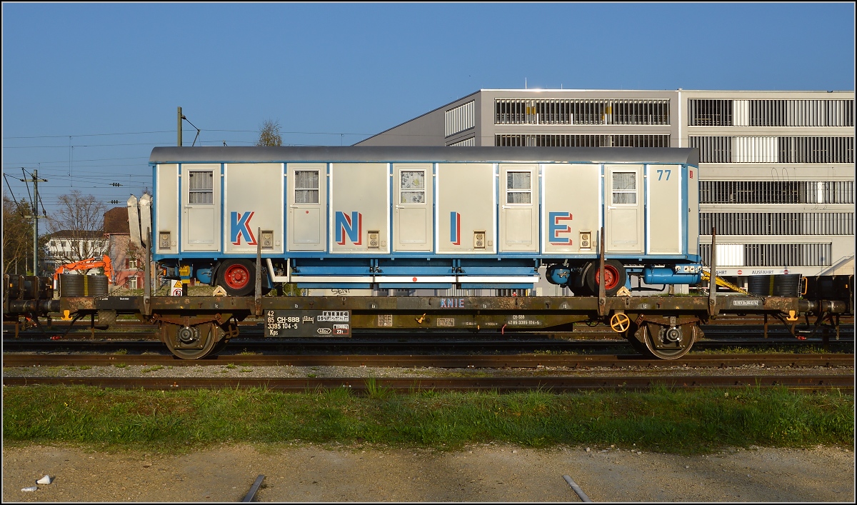 Abladen des Zirkus Knie in Konstanz. Kps-Wagen mit Beladung. April 2016.