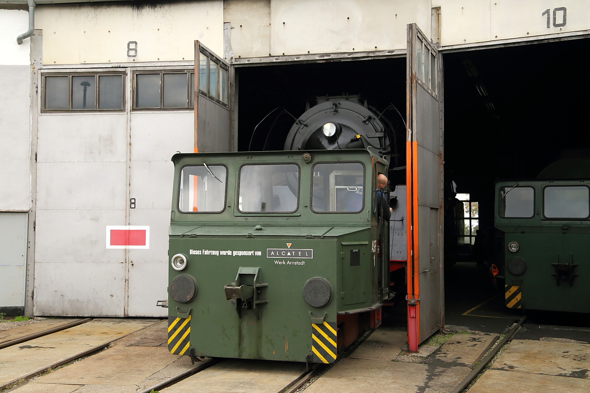 Abmarsch zurück ins Körbchen! ;-) Nach der Fahrzeugpräsentation am 07.10.2017 für die Fahrgäste eines Sonderzuges der Nostalgiereisen Bebra e.V., schiebt jetzt eine Akkuschleppfahrzeug zuerst eine 01 zurück ins Dunkel des Arnstädter Museums-Lokschuppens.
