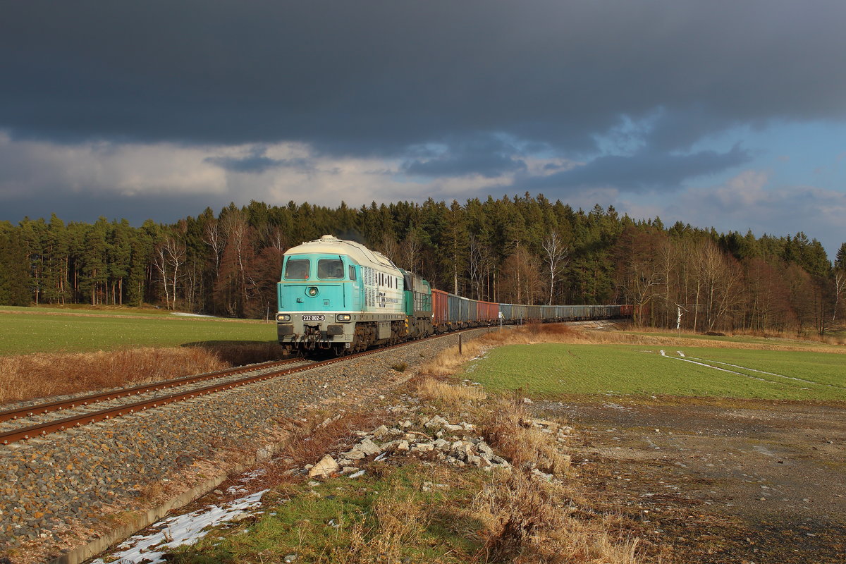 Abraumzug von Heilbronn nach Gera Gbf. als DGS 89233 mit der 232 002 der CTHS und einer G2000 auf der Mehlbahn bei Pausa am 16.02.2018 aufgenommen. 