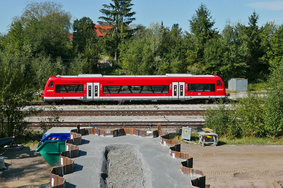 Abruptes Ende eines Wanderweges. Da wollte der Fotograf Bahnbilder von der Fugngerbrcke in Hergatz machen und dann ist diese nicht mehr da. RB 22831 auf der Fahrt von Aulendorf nach Lindau passiert die Baustelle am 30.09.2020.