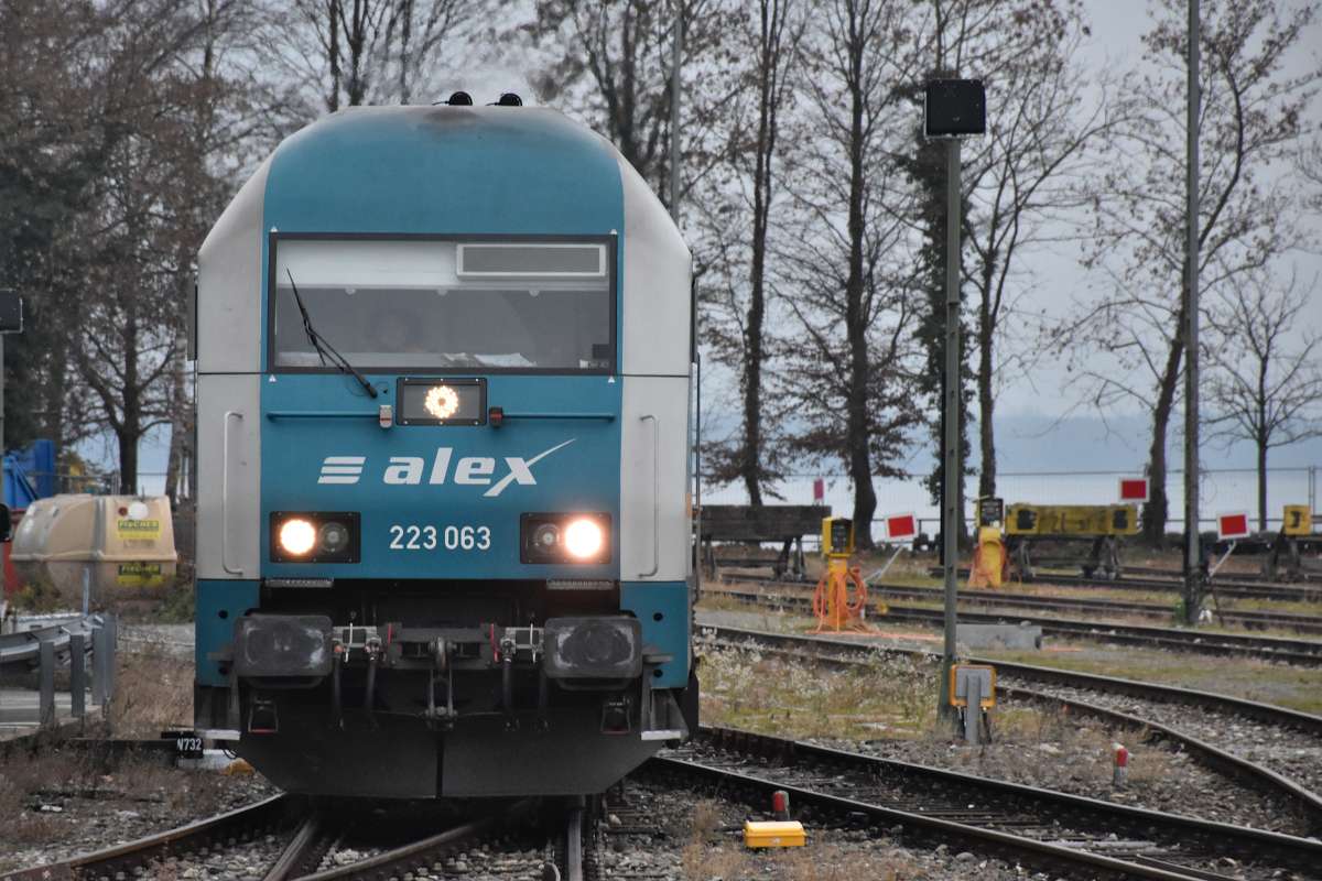 Abschied vom ALEX in Lindau (hier: 223 063) am für Ausländer letztmöglichen Tag = 08.12.2020. Am Tag darauf hätte ein Grenzübertritt zu Quarantäne geführt, und ab 13.12. steuert der ALEX Lindau nicht mehr an. Auch aus einem anderen Grund sind solchen Aufnahmen künftig nicht mehr möglich: Die Gleise im Hintergrund rechts sollen zurückgebaut werden.