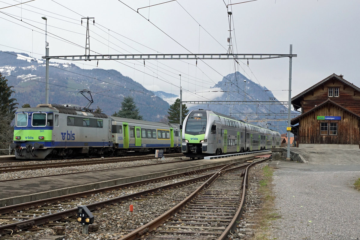 Abschied vom BLS EW III-Pendel mit Re 420.
Bereits historisch sind die sechs in Leissigen entstandenen Aufnahmen vom 4. Dezember 2020.
Ab Fahrplanwechsel 13. Dezember 2020 wurde der gesamte Regionalverkehr zwischen Spiez und Interlaken-Ost auf Busbetrieb umgestellt. Die Bahnhöfe werden nicht mehr durch Regionalzüge bedient.
Auf diesen Termin wurden auch EW III-Pendel mit den Re 420 aus dem Betrieb genommen.
Auch die Zukunft vom alten Bahnhof Leissigen ist noch ungewiss.
Einer der letzten Regionalzüge mit einem RABe 515  MUTZ  anlässlich einer Begegnung mit der Re 420 501 in Leissigen.
Foto: Walter Ruetsch  
