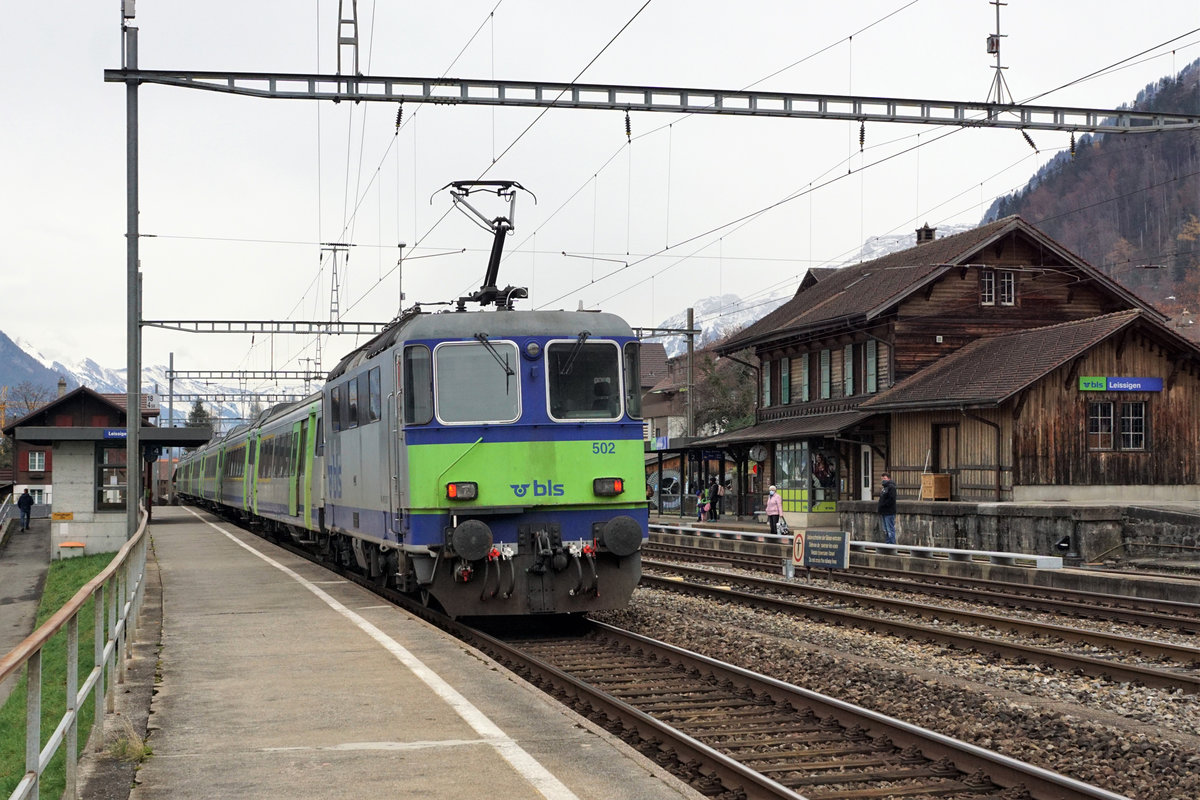 Abschied vom BLS EW III-Pendel mit Re 420.
Bereits historisch sind die sechs in Leissigen entstandenen Aufnahmen vom 4. Dezember 2020.
Ab Fahrplanwechsel 13. Dezember 2020 wurde der gesamte Regionalverkehr zwischen Spiez und Interlaken-Ost auf Busbetrieb umgestellt. Die Bahnhöfe werden nicht mehr durch Regionalzüge bedient.
Auf diesen Termin wurden auch EW III-Pendel mit den Re 420 aus dem Betrieb genommen.
Auch die Zukunft vom alten Bahnhof Leissigen ist noch ungewiss.
BLS Re 420 502, ehemals SBB, mit dem alten Stationsgebäude Leissigen.
Foto: Walter Ruetsch  
