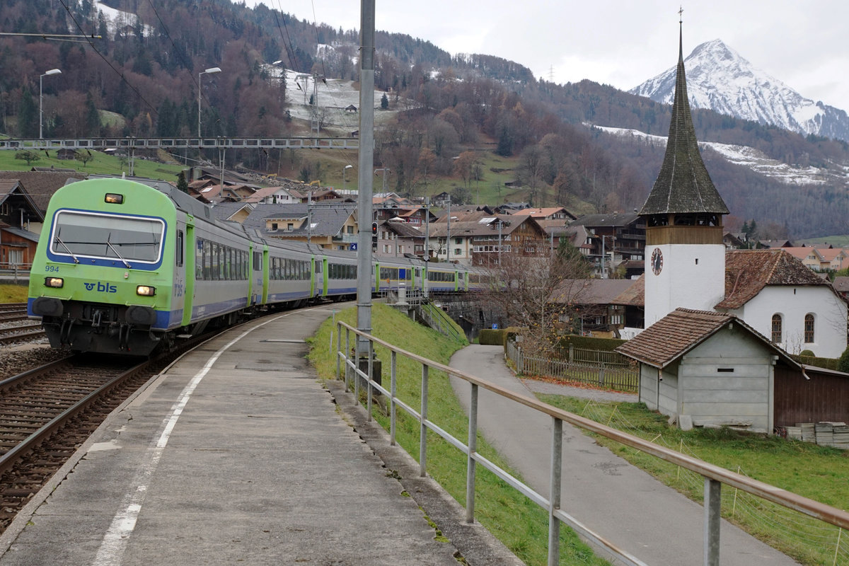 Abschied vom BLS EW III-Pendel mit Re 420.
Bereits historisch sind die sechs in Leissigen entstandenen Aufnahmen vom 4. Dezember 2020.
Ab Fahrplanwechsel 13. Dezember 2020 wurde der gesamte Regionalverkehr zwischen Spiez und Interlaken-Ost auf Busbetrieb umgestellt. Die Bahnhöfe werden nicht mehr durch Regionalzüge bedient.
Auf diesen Termin wurden auch EW III-Pendel mit den Re 420 aus dem Betrieb genommen.
Auch die Zukunft vom alten Bahnhof Leissigen ist noch ungewiss.
BLS EW III-Pendel, ehemals SBB, mit der reformierten Kirche Leissigen.
Foto: Walter Ruetsch  
