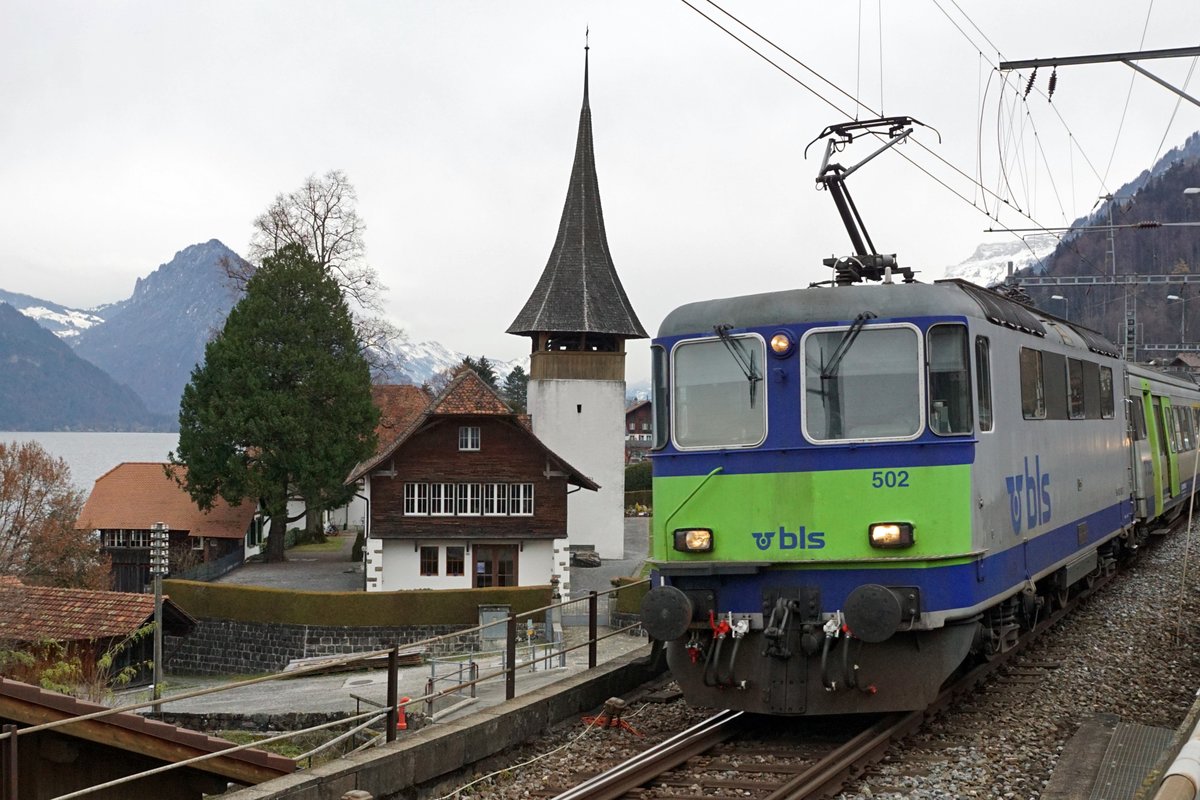 Abschied vom BLS EW III-Pendel mit Re 420.
Bereits historisch sind die sechs in Leissigen entstandenen Aufnahmen vom 4. Dezember 2020.
Ab Fahrplanwechsel 13. Dezember 2020 wurde der gesamte Regionalverkehr zwischen Spiez und Interlaken-Ost auf Busbetrieb umgestellt. Die Bahnhöfe werden nicht mehr durch Regionalzüge bedient.
Auf diesen Termin wurden auch EW III-Pendel mit den Re 420 aus dem Betrieb genommen.
Auch die Zukunft vom alten Bahnhof Leissigen ist noch ungewiss.
BLS Re 420 502, ehemals SBB, mit der reformierten Kirche Leissigen.
Foto: Walter Ruetsch  
