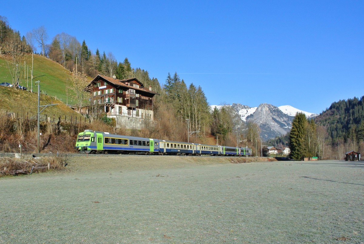 Abschied von den BLS EWI: Noch bis am 12.12.15 verkehren im Simmental zwei NPZ des Typs RBDe 565 welche je einen A und einen AB EWI besitzen. Die beiden Pendel bekamen fr diesen Einsatz den  GoldenPassLine  Schriftzug. Beim Zug im Bild wurden die Anschriften jedoch schon entfernt. 
RE 4065 bei der Durchfahrt in Grubenwald, der Pendel bestand aus;
ABt 50 85 80-35 971-1
A EWI 50 85 18-35 401-6
AB EWI 50 85 39-35 421-9
B LEGO 50 85 20-35 531-6
und RBDe 565 731-7
10.12.2015.