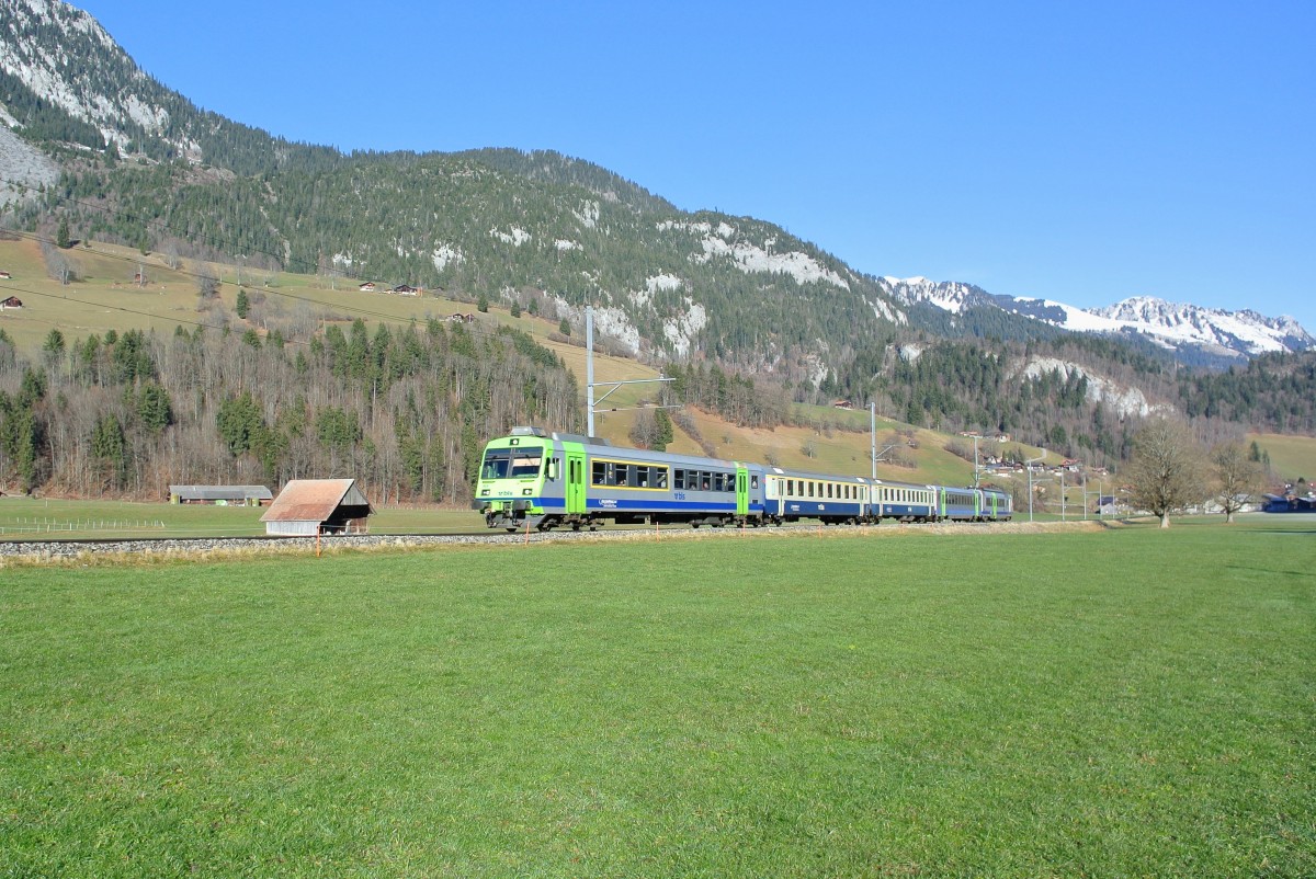 Abschied von den BLS EWI: Noch bis am 12.12.15 verkehren im Simmental zwei NPZ des Typs RBDe 565 welche je einen A und einen AB EWI besitzen. Die beiden Pendel bekamen fr diesen Einsatz den  GoldenPassLine  Schriftzug. 
RE 4069 bei Boltigen, der Pendel bestand aus;
ABt 50 85 80-35 969-5
A EWI 50 85 18-35 403-2
AB EWI 50 85 39-35 423-5
B LEGO 50 85 20-35 537-3
und RBDe 565 729-1
10.12.2015