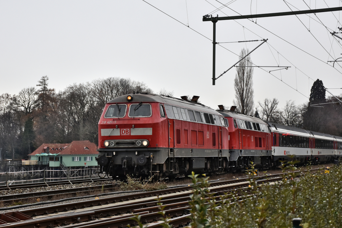 Abschied von der BR 218 in Lindau (hier: 218 426-5 und eine mir unbekannt gebliebene Schwesterlok kommen mit EC 194 aus München) am für Ausländer letztmöglichen Tag = 08.12.2020. Am Tag darauf hätte ein Grenzübertritt zu Quarantäne geführt, und ab 13.12. steuert kein EC mehr Lindau Hbf. an.