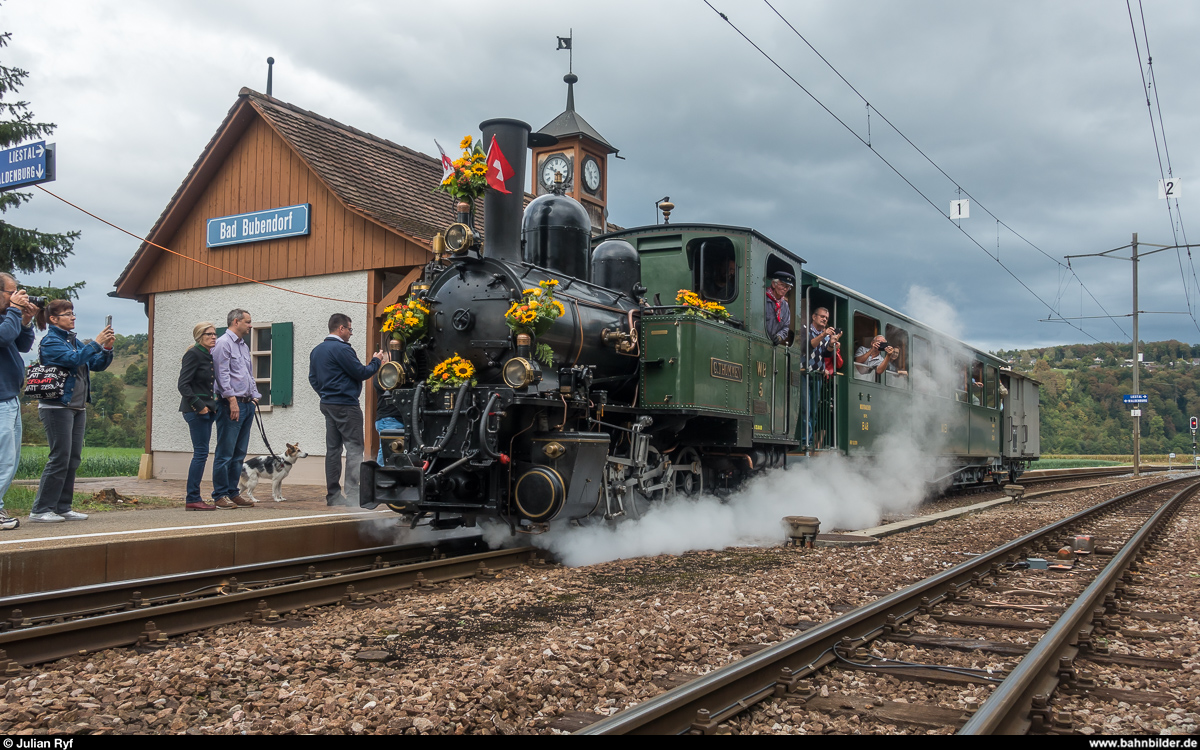 Abschied der Dampftraktion auf der Waldenburgerbahn. Am 23. September 2018 fanden die letzten drei Dampffahrten zwischen Waldenburg und Bubendorf mit der G 3/3 5  Gedeon Thommen  statt. Tickets dafür wurden ausschliesslich verschenkt und unter den Einwohnern des Waldenburgertals verlost.<br>
Ausfahrt aus der schmucken Station Bubendorf in Richtung Waldenburg.