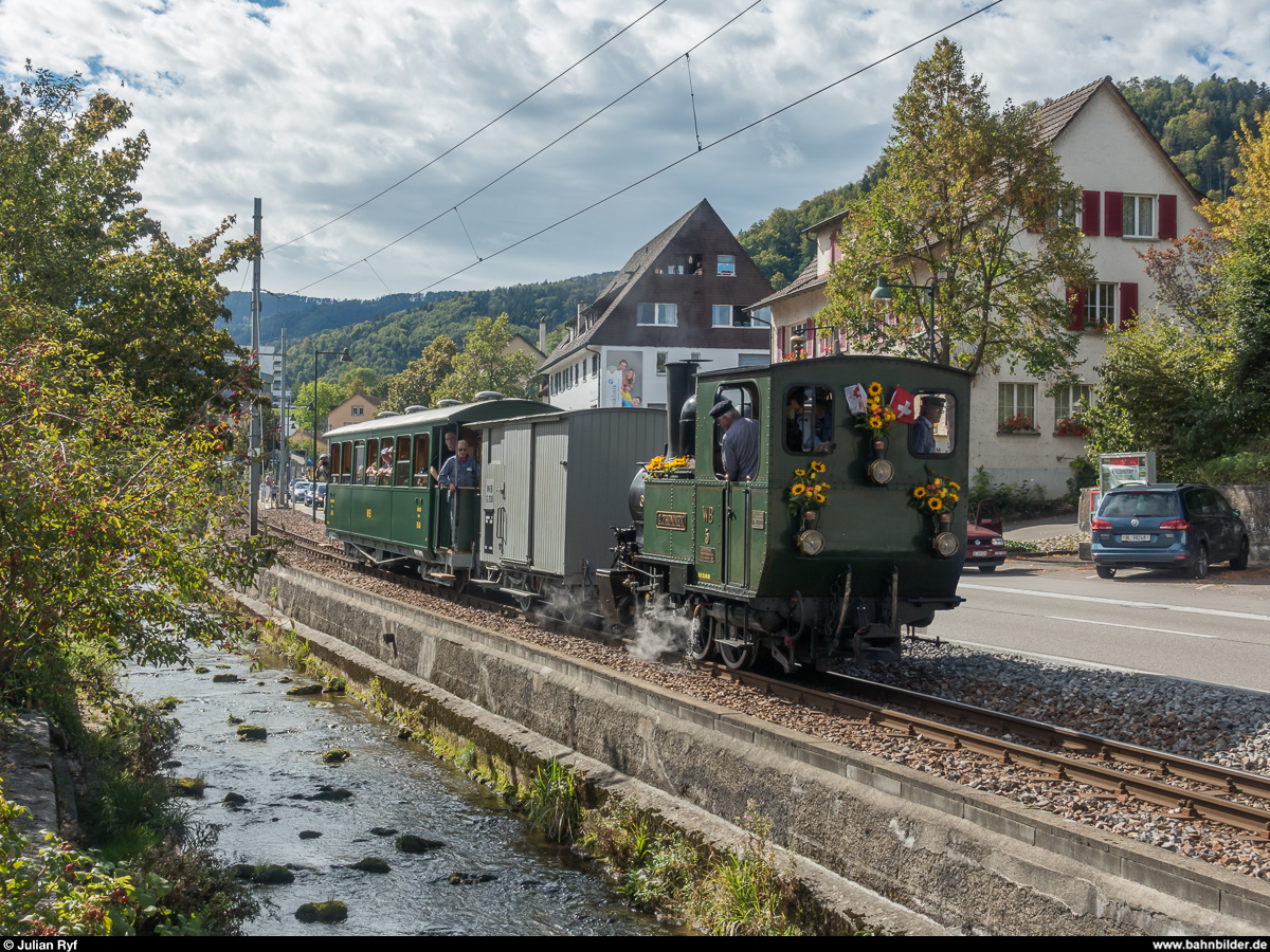 Abschied der Dampftraktion auf der Waldenburgerbahn. Am 23. September 2018 fanden die letzten drei Dampffahrten zwischen Waldenburg und Bubendorf mit der G 3/3 5  Gedeon Thommen  statt. Tickets dafür wurden ausschliesslich verschenkt und unter den Einwohnern des Waldenburgertals verlost.<br>
In Niederdorf an der Frenke. Ein störendes Auto wurde digital aus dem Bild entfernt.