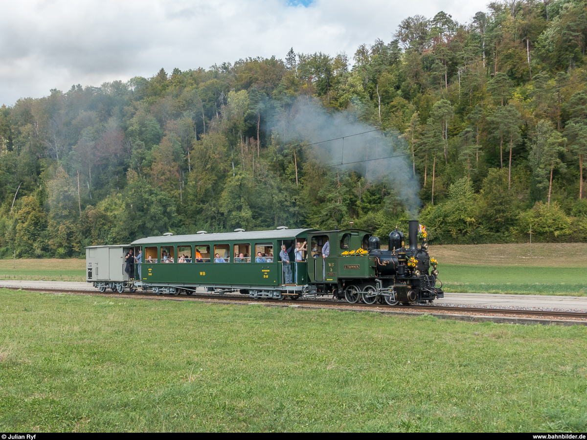 Abschied der Dampftraktion auf der Waldenburgerbahn. Am 23. September 2018 fanden die letzten drei Dampffahrten zwischen Waldenburg und Bubendorf mit der G 3/3 5  Gedeon Thommen  statt. Tickets dafür wurden ausschliesslich verschenkt und unter den Einwohnern des Waldenburgertals verlost.<br>
Zwischen Bubendorf und der neugebauten Station Talhaus. Einige störende Autos wurden digital aus dem Bild entfernt.