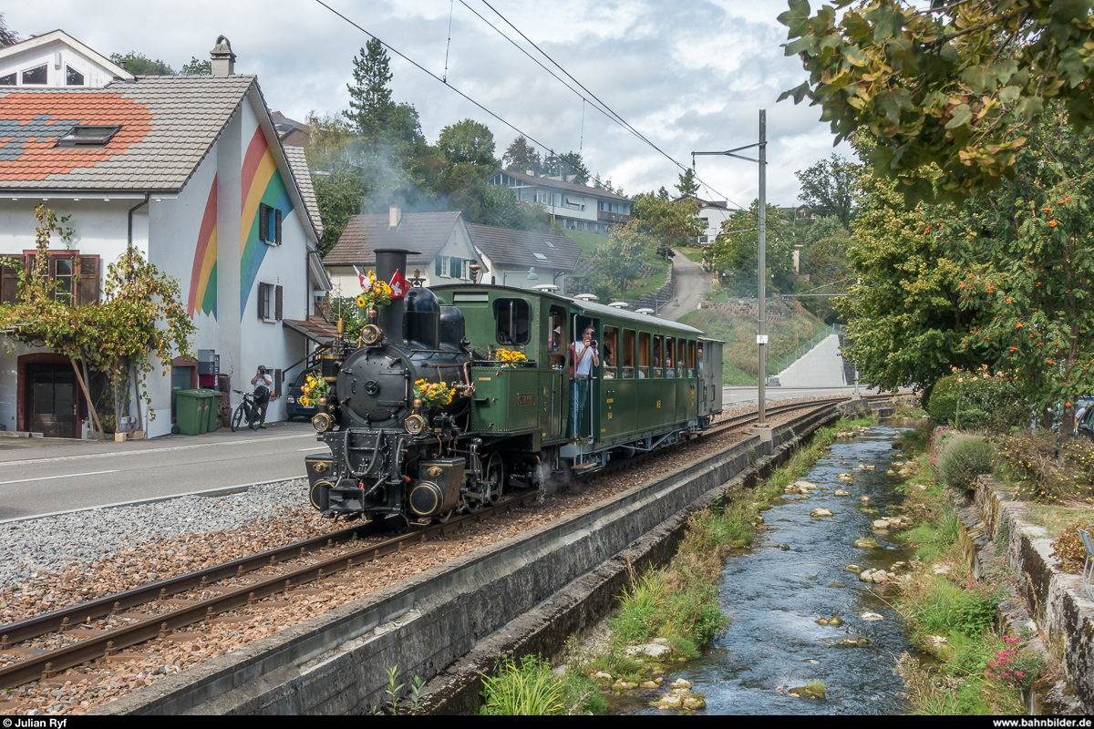 Abschied der Dampftraktion auf der Waldenburgerbahn. Am 23. September 2018 fanden die letzten drei Dampffahrten zwischen Waldenburg und Bubendorf mit der G 3/3 5  Gedeon Thommen  statt. Tickets dafür wurden ausschliesslich verschenkt und unter den Einwohnern des Waldenburgertals verlost.<br>
In Niederdorf an der Frenke. Ein Bus im Hintergrund wurde digital aus dem Bild entfernt.