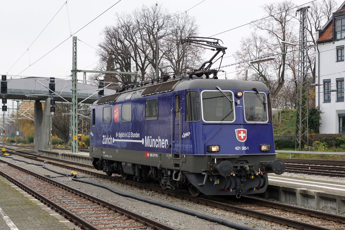 Abschied von den EC Zürich-HB  - München mit den Re 421 und den BR 218 sowie  dem alten Kopfbahnhof  Lindau vor dem Fahrplanwechsel vom 13. Dezember 2020.
Der Fahrplan 2021 bringt schnellere, häufigere und bequemere Verbindungen von Zürich-HB nach München. Die dunkelblauen Re 421 von SBB CARGO NATIONAL und die DB Diesellokomotiven der BR 218 werden nicht mehr gebraucht.  Auch der Lokwechsel im alten Kopfbahnhof Lindau mit dem schmucken Gebäude ist  bereits ab dem heutigen Sonntag Geschichte, da die Insel mit den direkten Zügen nicht mehr angefahren wird.
Für einen kurzen Rückblick auf diese herrlichen Momente drehe ich das Rad der Zeit noch einmal für drei Bahnbildserien zurück.
Sämtliche Aufnahmen  sind während meiner Abschiedsfahrt vom 18. November 2020 entstanden. Da es sich um meine letzte Fahrt handelte und die Aufnahmen  inzwischen  bereits historisch sind, habe ich mir ausnahmsweise  erlaubt,  auch der nächtliche Beginn dieser für mich sehr speziellen Reise in Zürich-HB zu zeigen.

Kurze Zeit nach der Ankunft des EC München - Zürich befindet sich die SBB Re 421 383-1 auf Rangierfahrt für den Lokwechsel.
Foto: Walter Ruetsch
   
