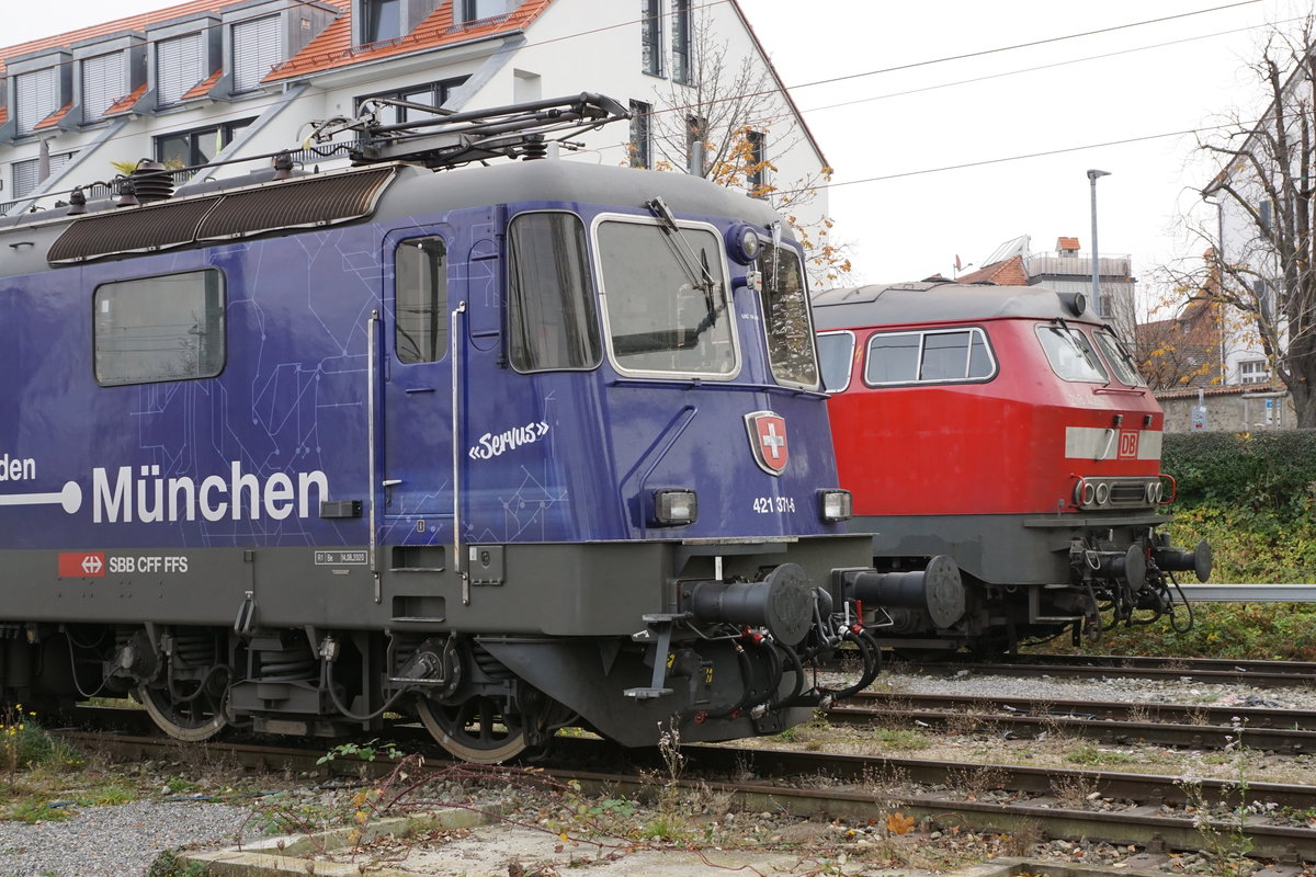 Abschied von den EC Zürich-HB  - München mit den Re 421 und den BR 218 sowie  dem alten Kopfbahnhof  Lindau vor dem Fahrplanwechsel vom 13. Dezember 2020.
Der Fahrplan 2021 bringt schnellere, häufigere und bequemere Verbindungen von Zürich-HB nach München. Die dunkelblauen Re 421 von SBB CARGO NATIONAL und die DB Diesellokomotiven der BR 218 werden nicht mehr gebraucht.  Auch der Lokwechsel im alten Kopfbahnhof Lindau mit dem schmucken Gebäude ist  bereits ab dem heutigen Sonntag Geschichte, da die Insel mit den direkten Zügen nicht mehr angefahren wird.
Für einen kurzen Rückblick auf diese herrlichen Momente drehe ich das Rad der Zeit noch einmal für drei Bahnbildserien zurück.
Sämtliche Aufnahmen  sind während meiner Abschiedsfahrt vom 18. November 2020 entstanden. Da es sich um meine letzte Fahrt handelte und die Aufnahmen  inzwischen  bereits historisch sind, habe ich mir ausnahmsweise  erlaubt,  auch der nächtliche Beginn dieser für mich sehr speziellen Reise in Zürich-HB zu zeigen.

Zwei traurige Gesichter der SBB Re 421 sowie DB BR 218. Am 12. Dezember 2020 wurde ihre langjähre sowie kollegiale Zusammenarbeit für immer beendet.
Foto: Walter Ruetsch
   
