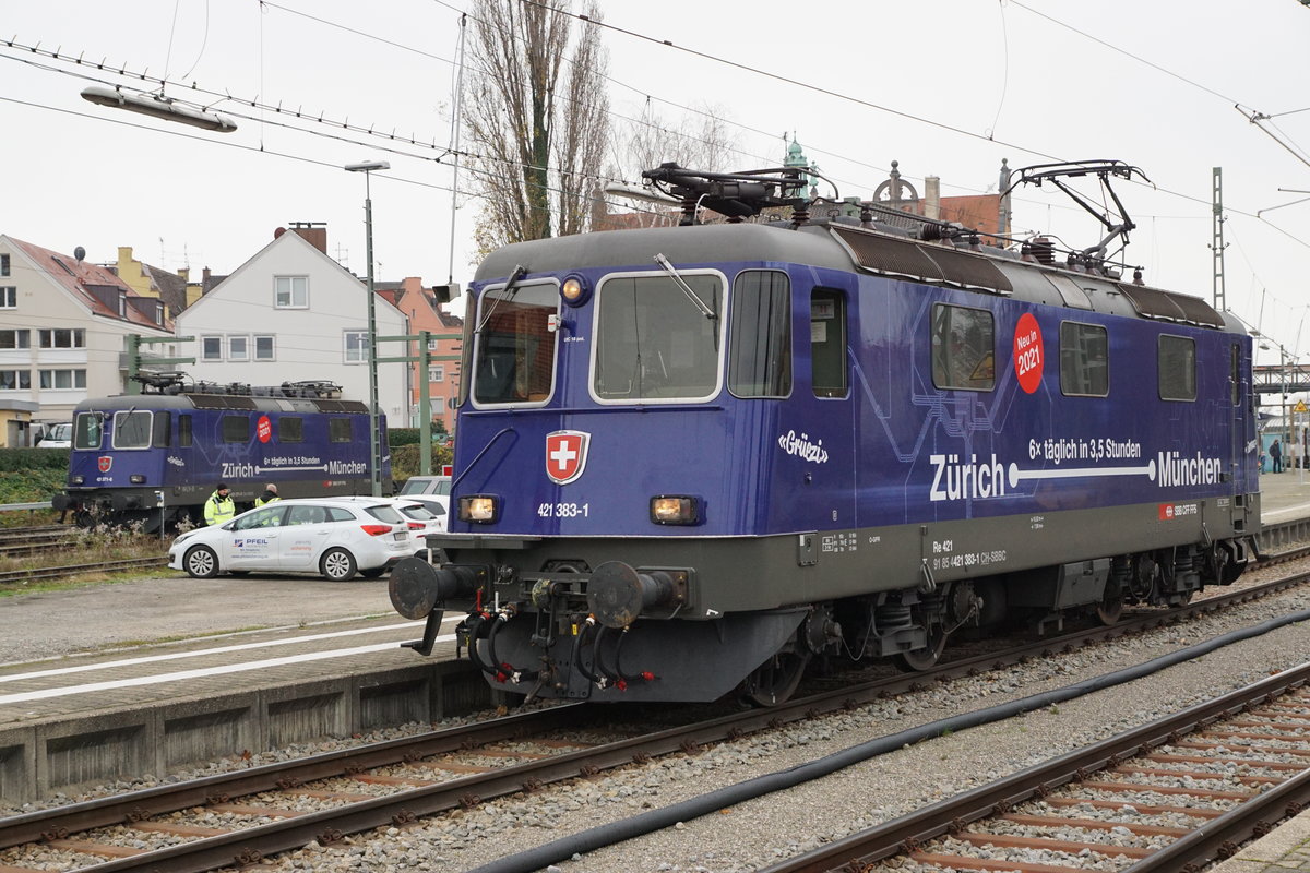 Abschied von den EC Zürich-HB  - München mit den Re 421 und den BR 218 sowie  dem alten Kopfbahnhof  Lindau vor dem Fahrplanwechsel vom 13. Dezember 2020.
Der Fahrplan 2021 bringt schnellere, häufigere und bequemere Verbindungen von Zürich-HB nach München. Die dunkelblauen Re 421 von SBB CARGO NATIONAL und die DB Diesellokomotiven der BR 218 werden nicht mehr gebraucht.  Auch der Lokwechsel im alten Kopfbahnhof Lindau mit dem schmucken Gebäude ist  bereits ab dem heutigen Sonntag Geschichte, da die Insel mit den direkten Zügen nicht mehr angefahren wird.
Für einen kurzen Rückblick auf diese herrlichen Momente drehe ich das Rad der Zeit noch einmal für drei Bahnbildserien zurück.
Sämtliche Aufnahmen  sind während meiner Abschiedsfahrt vom 18. November 2020 entstanden. Da es sich um meine letzte Fahrt handelte und die Aufnahmen  inzwischen  bereits historisch sind, habe ich mir ausnahmsweise  erlaubt,  auch der nächtliche Beginn dieser für mich sehr speziellen Reise in Zürich-HB zu zeigen.

Re 421 383-1 auf Rangierfahrt für die Weiterfahrt nach Zürich-HB. Im Hintergrund erkennbar ist die abgestellte Re 421 371-6.
Foto: Walter Ruetsch
   
