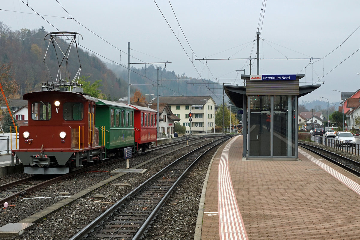 Abschied vom  FARBIGEN BÄHNLI  der WSB(AAR)
Letzte Impressionen vom 9. November 2017.
Zwischenhalt in Unterkulm Nord.
Foto: Walter Ruetsch