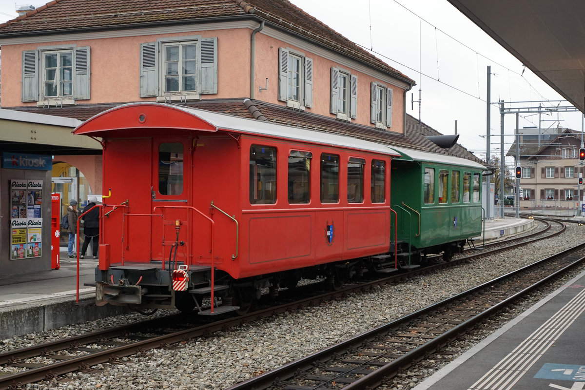 Abschied vom  FARBIGEN BÄHNLI  der WSB(AAR)
Letzte Impressionen vom 9. November 2017.
Zum letzten Mal präsentierten sich die B2 29 und B2 in Aarau.
Die damalige AS hat diese Wagen mit Baujahr 1946 im Jahre 1955 von der Elektrischen Strassenbahn des Kantons ZUG/ESZ übernommen.
Foto: Walter Ruetsch