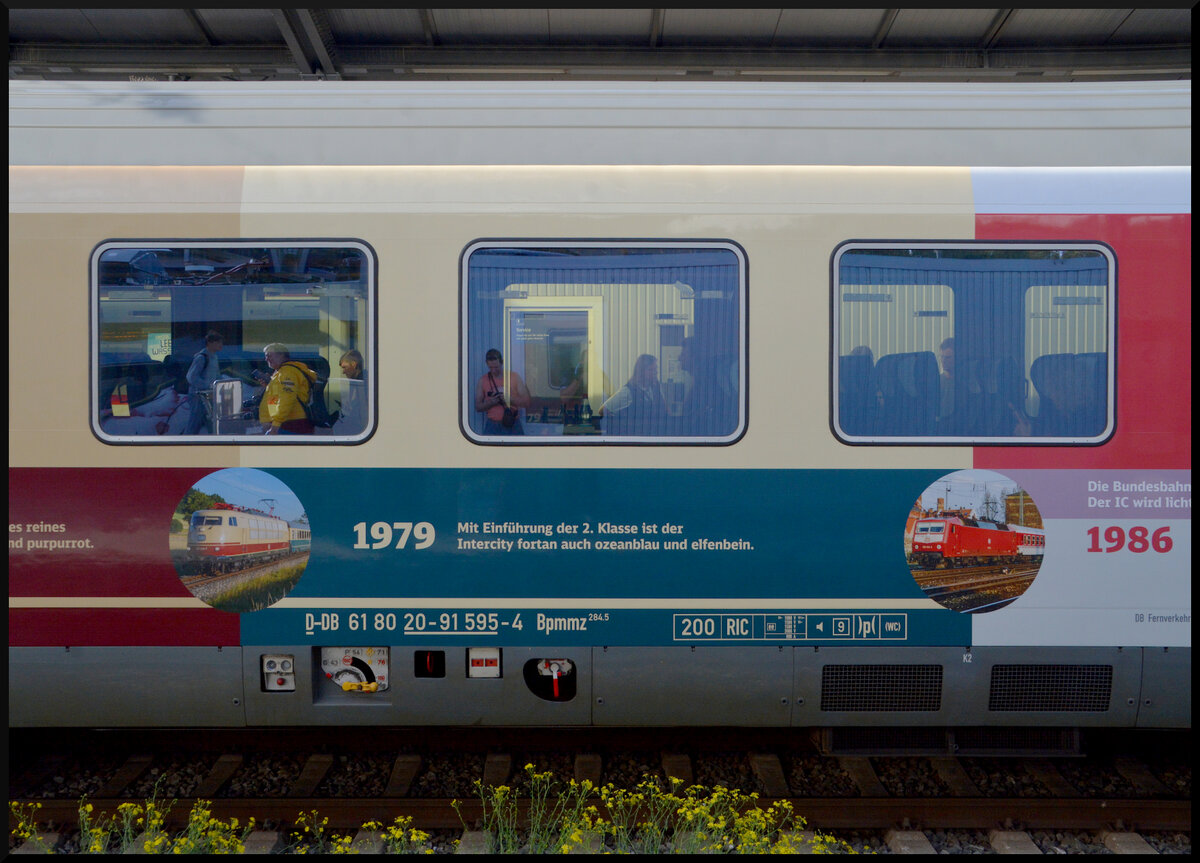 Abschied IC 1: Am 07.10.2026 verkehrte der Abschieds IC 111  Rheinblitz  von Hamburg-Altona nach M�nchen. DB 101 110-5  55 Jahre Intercity  und 101 013-1  IC  bef�rderten den Zug entlang des Rheins und Mains, hier beim Halt in W�rzburg Hbf zu sehen.