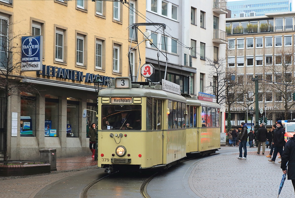 Abschied vom oberirdischen Straßenbahnbetrieb zwischen Wehrhahn und Kirchplatz am 20.02.2016. Aus diesem Anlaß waren auch zahlreiche Museumsfahrzeuge zwischen Gerresheim und der Düsseldorfer Innenstadt unterwegs. Hier biegt der Aufbau-Triebwagen 379 von der Bolkerstraße in die Hunsrückenstraße ein.