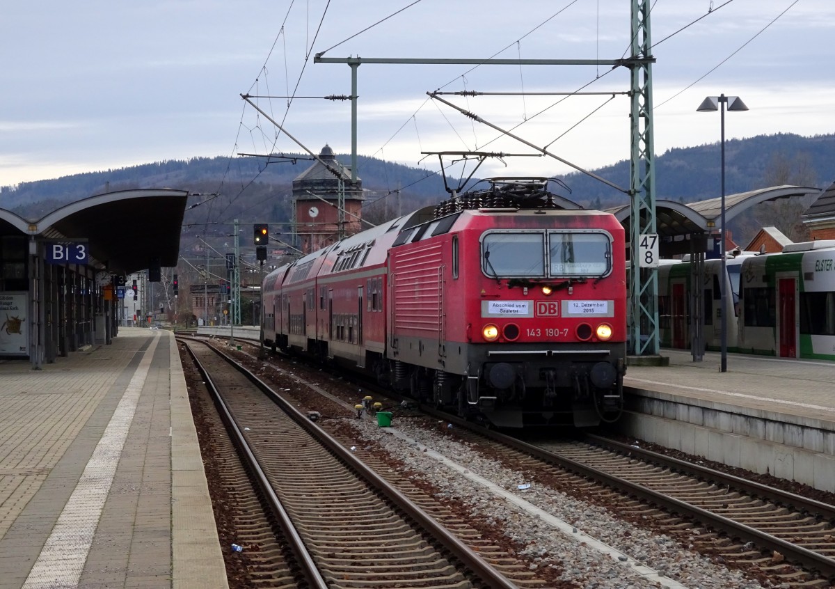Abschied von der Saalebahn - 143 190-7 mit einer der letzten RBs von DB Regio nach Naumburg in Saalfeld (Saale) am 12. Dezember 2015.