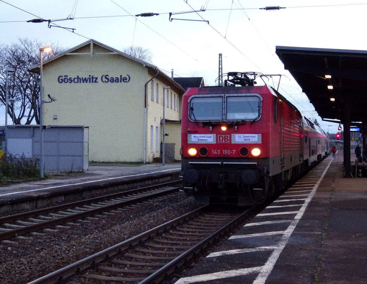 Abschied von der Saalebahn - 143 190-7 mit einer der letzten RBs von DB Regio nach Naumburg (Saale) Hbf bei einem kurzen Aufenthalt in Göschwitz (Saale) am 12. Dezember 2015.