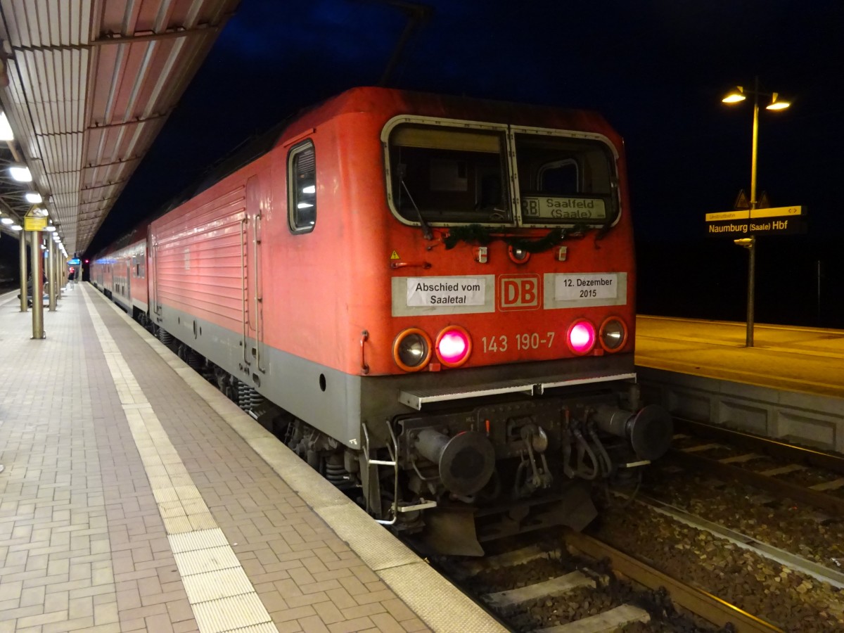 Abschied von der Saalebahn - 143 190-7 mit einer der letzten RBs von DB Regio nach Saalfeld (Saale) in Naumburg (Saale) Hbf am 12. Dezember 2015.