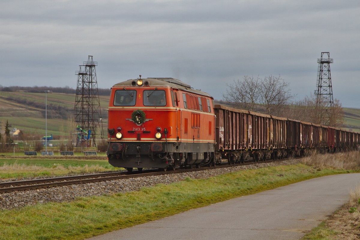 Abschied von der Strecke Mistelbach-Hohenau
Der letzte Zug von Hohenau nach Mistelbach, bespannt mit der 2143.35, aufgenommen Neusiedl-St.Ulrich. (12.12.2015)
