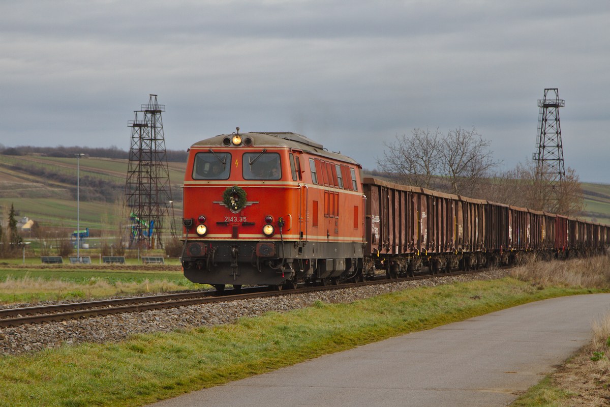 Abschied von der Strecke Mistelbach-Hohenau
Der letzte Zug von Hohenau nach Mistelbach, bespannt mit der 2143.35, aufgenommen Neusiedl-St.Ulrich. (12.12.2015)