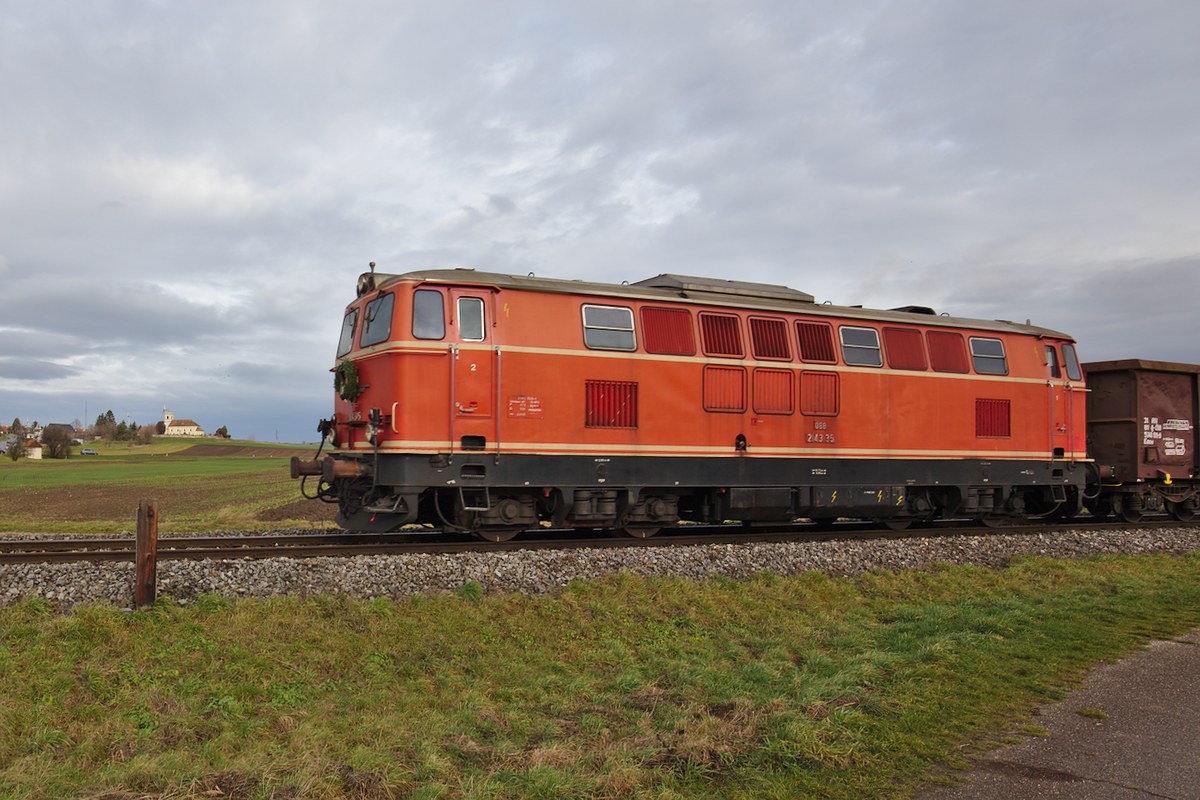 Abschied von der Strecke Mistelbach-Hohenau
Der letzte Zug von Hohenau nach Mistelbach, bespannt mit der 2143.35, aufgenommen Neusiedl-St.Ulrich. (12.12.2015)