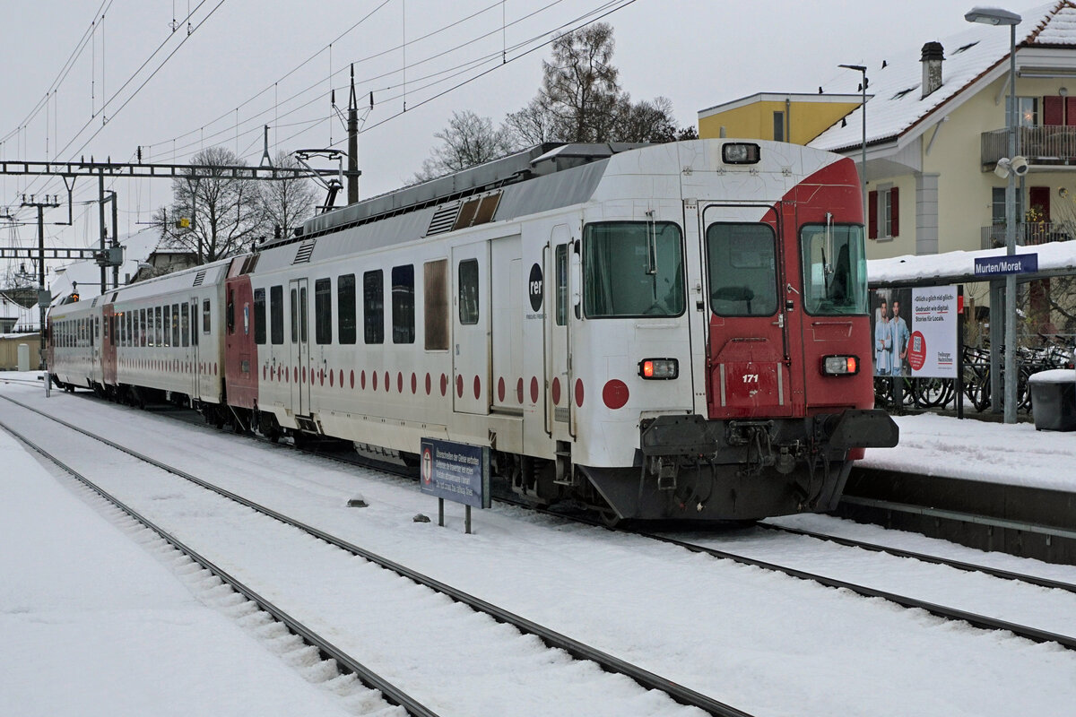 Abschied von den TPF (GFM) RBDe 531 171 bis 173.
Seit dem Fahrplanwechsel vom 11. Dezember 2021 stehen die RBDe 537 171 - 173, ehemals GFM, nicht mehr im Dienste der TPF. 
Letzte Aufnahmen vom November/Dezember 2021, entstanden in Ins und Murten.
Foto: Walter Ruetsch