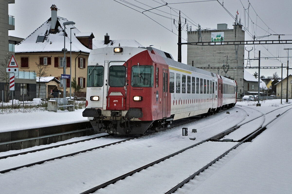 Abschied von den TPF (GFM) RBDe 531 171 bis 173.
Seit dem Fahrplanwechsel vom 11. Dezember 2021 stehen die RBDe 537 171 - 173, ehemals GFM, nicht mehr im Dienste der TPF. 
Letzte Aufnahmen vom November/Dezember 2021, entstanden in Ins und Murten.
Foto: Walter Ruetsch