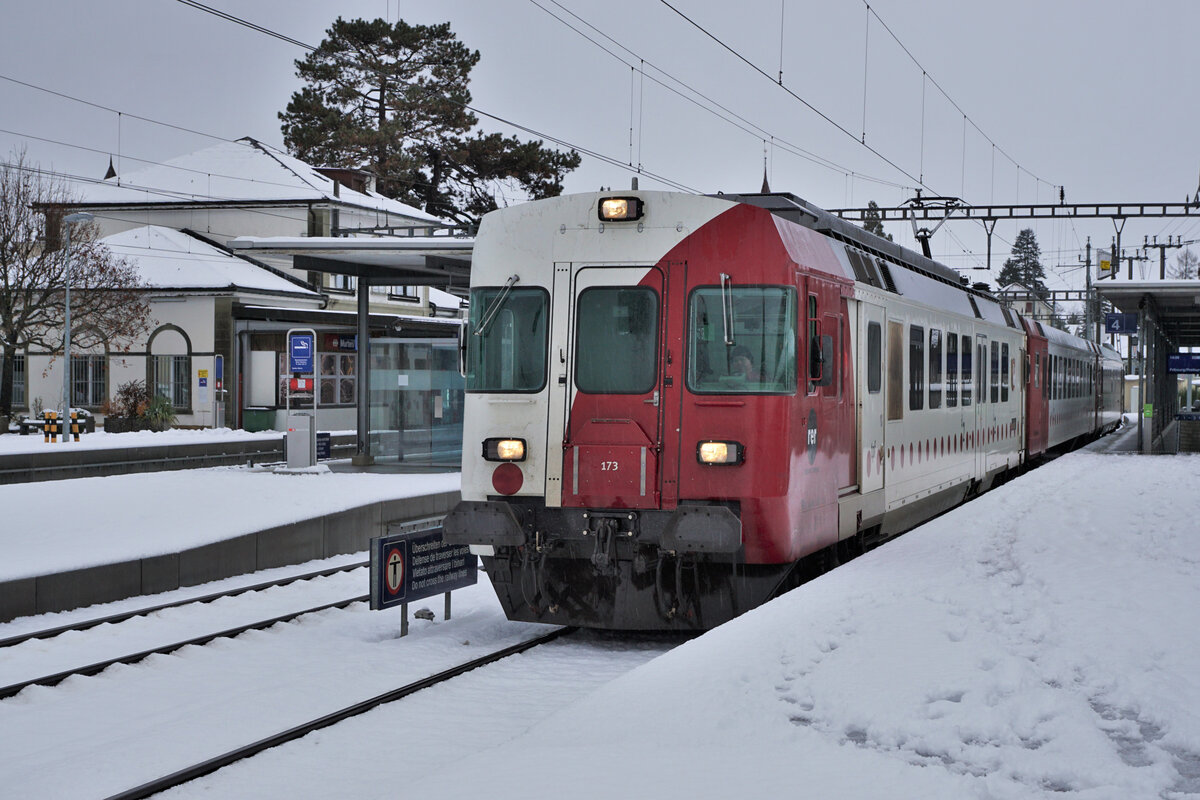 Abschied von den TPF (GFM) RBDe 531 171 bis 173.
Seit dem Fahrplanwechsel vom 11. Dezember 2021 stehen die RBDe 537 171 - 173, ehemals GFM, nicht mehr im Dienste der TPF. 
Letzte Aufnahmen vom November/Dezember 2021, entstanden in Ins und Murten.
Foto: Walter Ruetsch