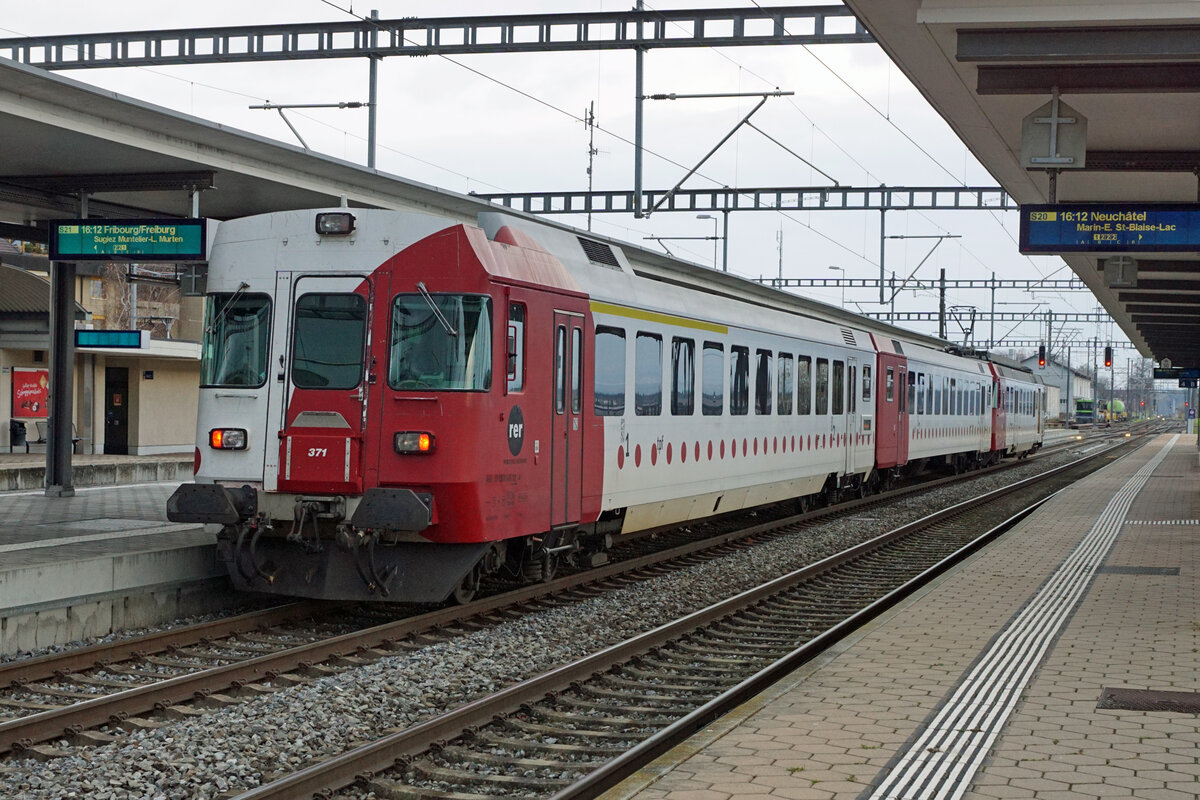Abschied von den TPF (GFM) RBDe 531 171 bis 173.
Seit dem Fahrplanwechsel vom 11. Dezember 2021 stehen die RBDe 537 171 - 173, ehemals GFM, nicht mehr im Dienste der TPF. 
Letzte Aufnahmen vom November/Dezember 2021, entstanden in Ins und Murten.
Foto: Walter Ruetsch