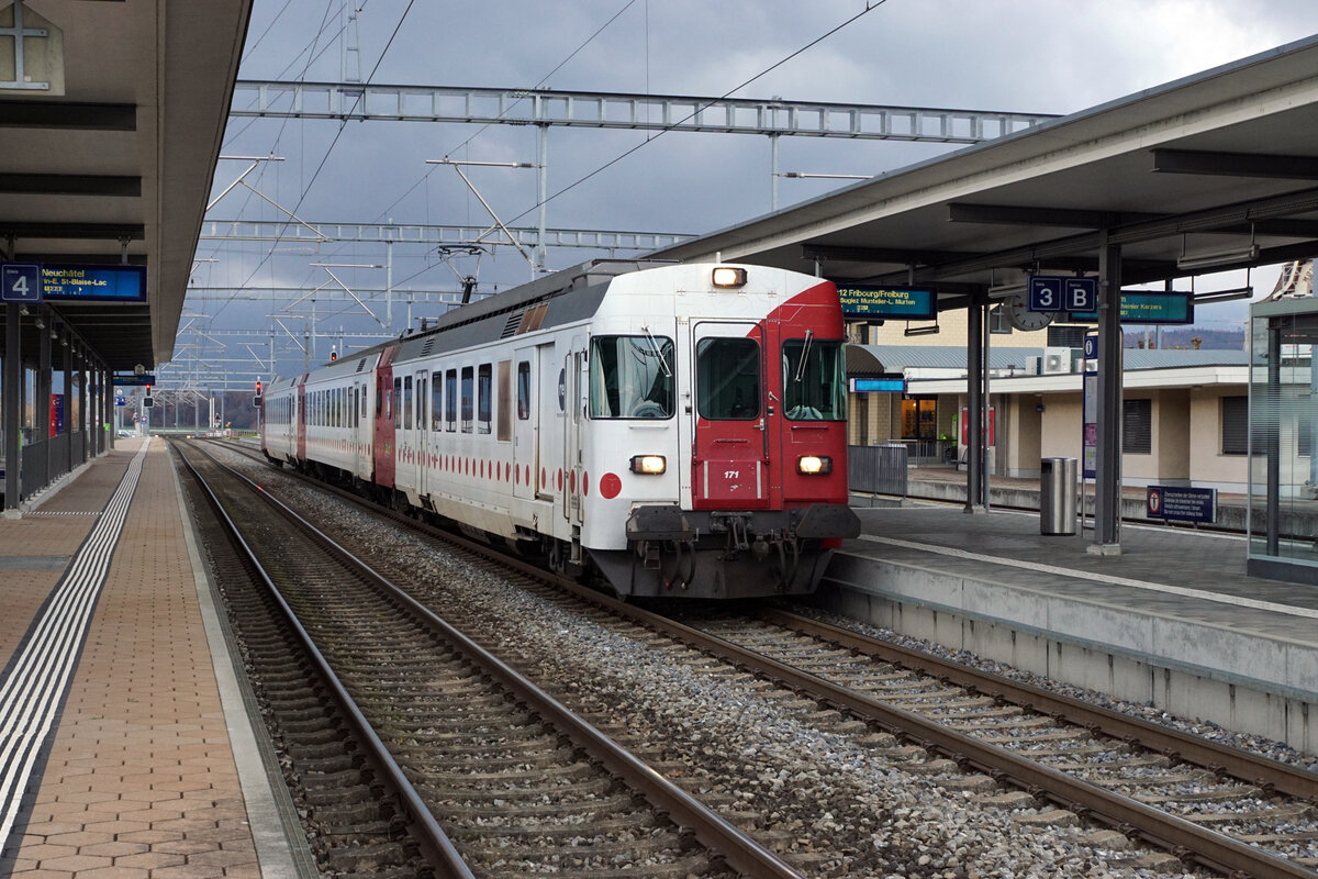 Abschied von den TPF (GFM) RBDe 531 171 bis 173.
Seit dem Fahrplanwechsel vom 11. Dezember 2021 stehen die RBDe 537 171 - 173, ehemals GFM, nicht mehr im Dienste der TPF. 
Letzte Aufnahmen vom November/Dezember 2021, entstanden in Ins und Murten.
Foto: Walter Ruetsch