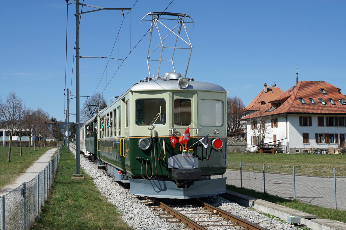 ABSCHIED VON DER SCHMALSPURSTRECKE BULLE - BROC FABRIQUE.
Transports publics fribourgeois (TPF)
Zum Abschied von der Schmalspur-Strecke zwischen Bulle und Broc-Fabrique wurden die fahrplanmässigen Fahrten vom 27. und 28. März 2021 ohne Aufpreis mit Nostalgiezügen von GFM Historique geführt.  Der historische Zug bestand aus Be 4/4 131 + BC Ce 811, ehemals Brünig + BDe 4/4 141.
Diese sechs Abschiedsaufnahmen meiner ersten Serie sind am 28. März  2021 zwischen Bulle und La Tour-de-Trême Parqueterie entstanden.
Foto: Walter Ruetsch