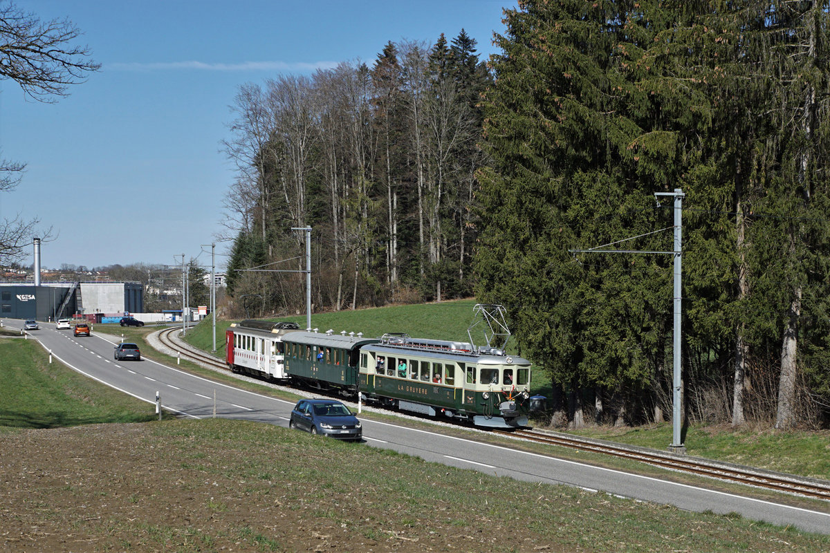 ABSCHIED VON DER SCHMALSPURSTRECKE BULLE - BROC FABRIQUE.
Transports publics fribourgeois (TPF)
Zum Abschied von der Schmalspur-Strecke zwischen Bulle und Broc-Fabrique wurden die fahrplanmässigen Fahrten vom 27. und 28. März 2021 ohne Aufpreis mit Nostalgiezügen von GFM Historique geführt.  Der historische Zug bestand aus Be 4/4 131 + BC Ce 811, ehemals Brünig + BDe 4/4 141.
Diese sechs Abschiedsaufnahmen meiner zweiten Serie sind am 28. März  2021 zwischen La Tour-de-Trême Parqueterie und Les Marches entstanden.
Foto: Walter Ruetsch