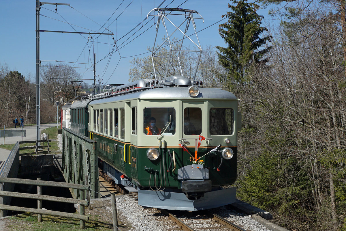 ABSCHIED VON DER SCHMALSPURSTRECKE BULLE - BROC FABRIQUE.
Transports publics fribourgeois (TPF)
Zum Abschied von der Schmalspur-Strecke zwischen Bulle und Broc-Fabrique wurden die fahrplanmässigen Fahrten vom 27. und 28. März 2021 ohne Aufpreis mit Nostalgiezügen von GFM Historique geführt.  Der historische Zug bestand aus Be 4/4 131 + BC Ce 811, ehemals Brünig + BDe 4/4 141.
Diese sechs Abschiedsaufnahmen meiner zweiten Serie sind am 28. März  2021 zwischen La Tour-de-Trême Parqueterie und Les Marches entstanden.
Foto: Walter Ruetsch