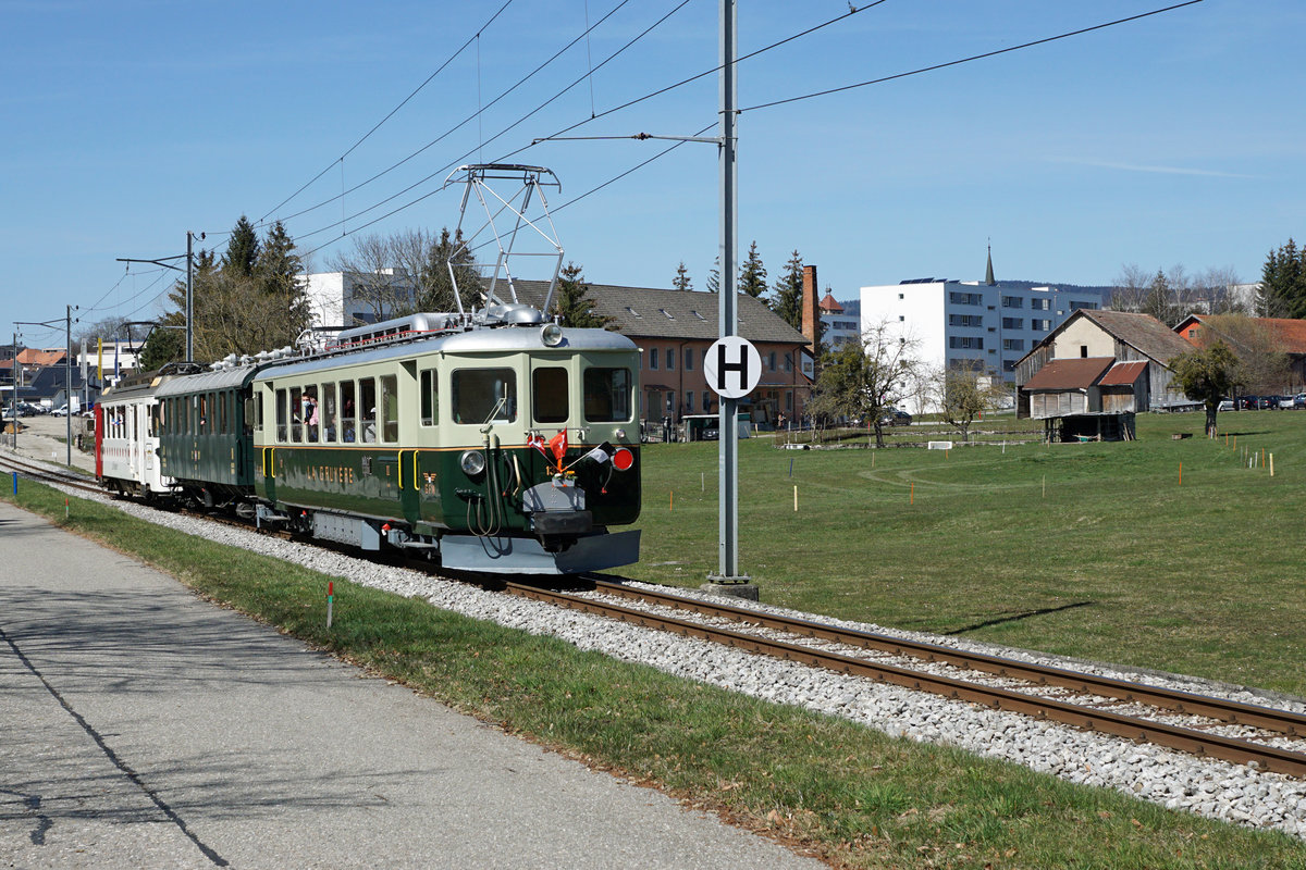 ABSCHIED VON DER SCHMALSPURSTRECKE BULLE - BROC FABRIQUE.
Transports publics fribourgeois (TPF)
Zum Abschied von der Schmalspur-Strecke zwischen Bulle und Broc-Fabrique wurden die fahrplanmässigen Fahrten vom 27. und 28. März 2021 ohne Aufpreis mit Nostalgiezügen von GFM Historique geführt.  Der historische Zug bestand aus Be 4/4 131 + BC Ce 811, ehemals Brünig + BDe 4/4 141.
Diese sechs Abschiedsaufnahmen meiner zweiten Serie sind am 28. März  2021 zwischen La Tour-de-Trême Parqueterie und Les Marches entstanden.
Foto: Walter Ruetsch