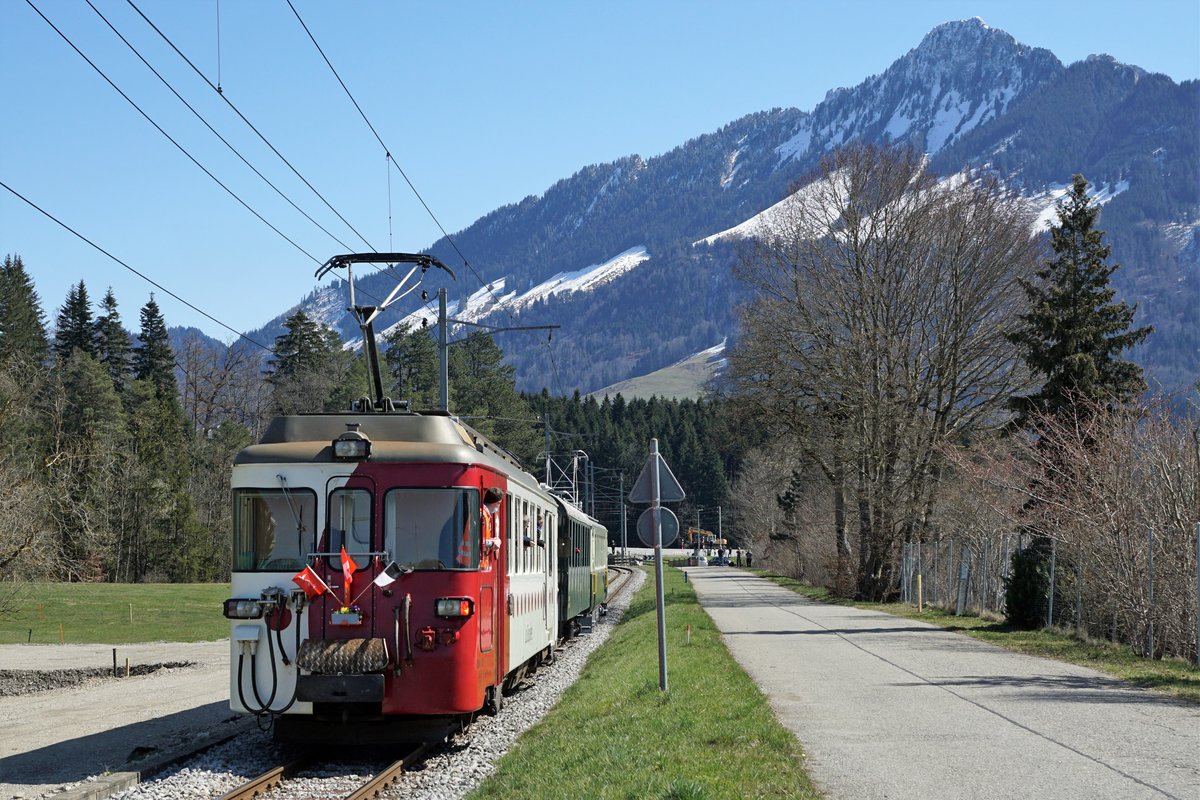 ABSCHIED VON DER SCHMALSPURSTRECKE BULLE - BROC FABRIQUE.
Transports publics fribourgeois (TPF)
Zum Abschied von der Schmalspur-Strecke zwischen Bulle und Broc-Fabrique wurden die fahrplanmässigen Fahrten vom 27. und 28. März 2021 ohne Aufpreis mit Nostalgiezügen von GFM Historique geführt.  Der historische Zug bestand aus Be 4/4 131 + BC Ce 811, ehemals Brünig + BDe 4/4 141.
Diese sechs Abschiedsaufnahmen meiner zweiten Serie sind am 28. März  2021 zwischen La Tour-de-Trême Parqueterie und Les Marches entstanden.
Foto: Walter Ruetsch