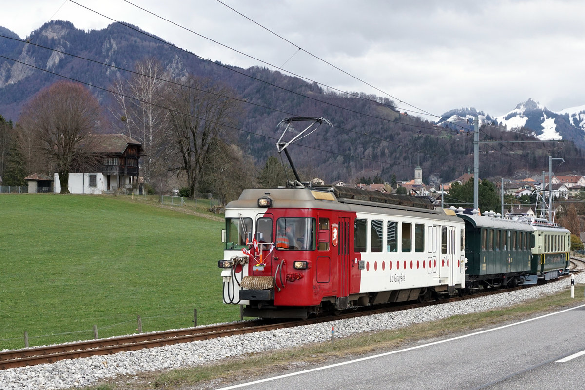 ABSCHIED VON DER SCHMALSPURSTRECKE BULLE - BROC FABRIQUE.
Transports publics fribourgeois (TPF)
Zum Abschied von der Schmalspur-Strecke zwischen Bulle und Broc-Fabrique wurden die fahrplanmässigen Fahrten vom 27. und 28. März 2021 ohne Aufpreis mit Nostalgiezügen von GFM Historique geführt.  Der historische Zug bestand aus Be 4/4 131 + BC Ce 811, ehemals Brünig + BDe 4/4 141.
Diese sechs Abschiedsaufnahmen meiner dritten Serie sind am 27. und 28. März 2021 zwischen La Tour-de-Trême Parqueterie und Les Marches entstanden.
Foto: Walter Ruetsch