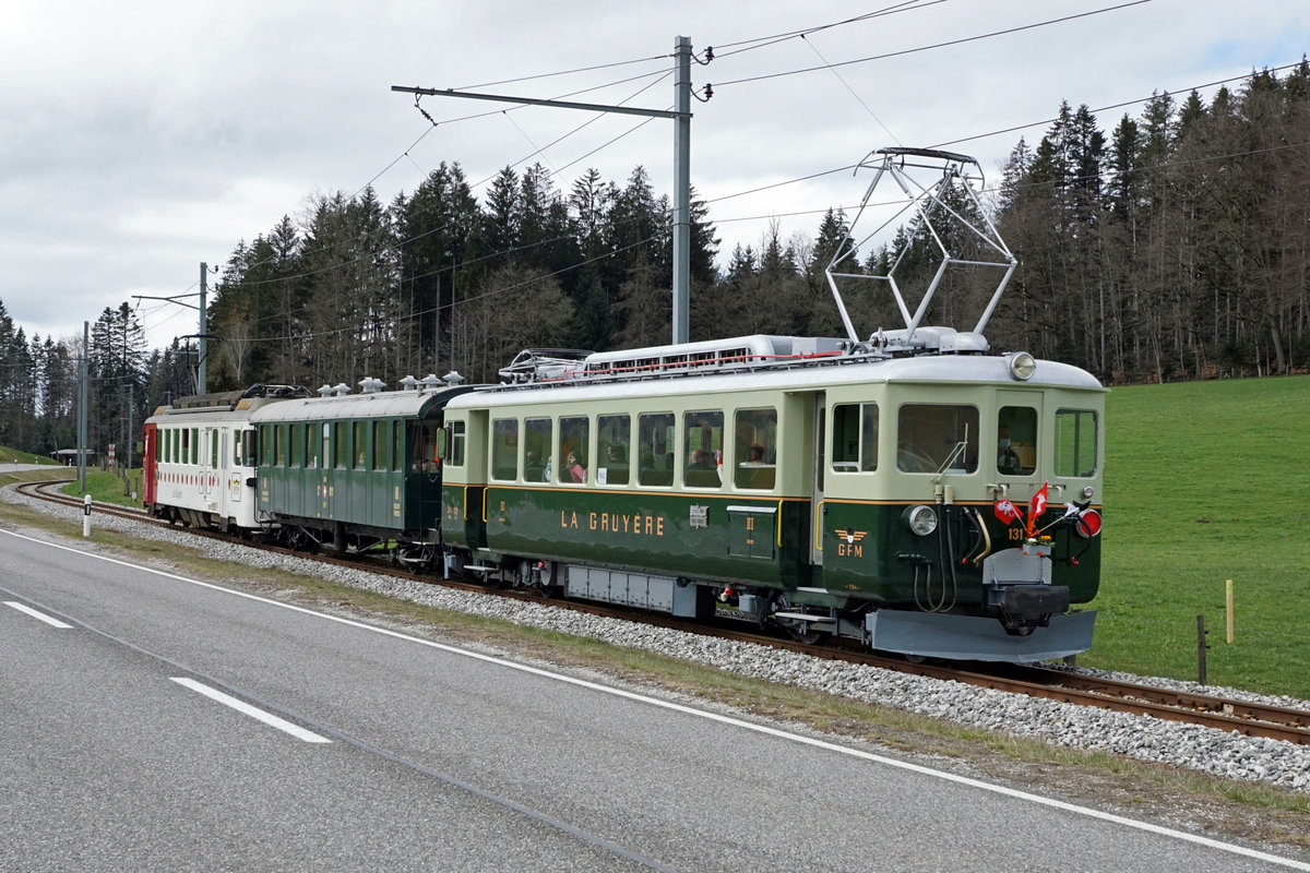 ABSCHIED VON DER SCHMALSPURSTRECKE BULLE - BROC FABRIQUE.
Transports publics fribourgeois (TPF)
Zum Abschied von der Schmalspur-Strecke zwischen Bulle und Broc-Fabrique wurden die fahrplanmässigen Fahrten vom 27. und 28. März 2021 ohne Aufpreis mit Nostalgiezügen von GFM Historique geführt.  Der historische Zug bestand aus Be 4/4 131 + BC Ce 811, ehemals Brünig + BDe 4/4 141.
Diese sechs Abschiedsaufnahmen meiner dritten Serie sind am 27. und 28. März 2021 zwischen La Tour-de-Trême Parqueterie und Les Marches entstanden.
Foto: Walter Ruetsch