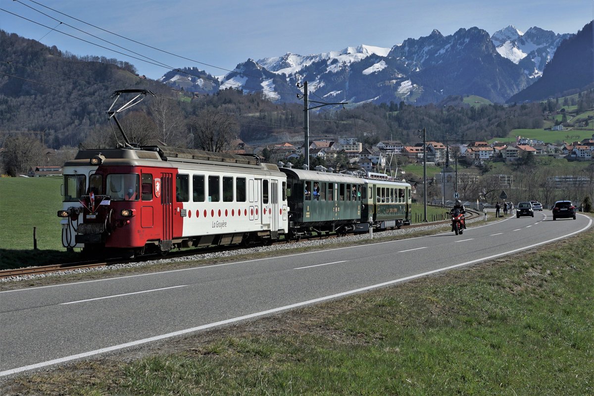 ABSCHIED VON DER SCHMALSPURSTRECKE BULLE - BROC FABRIQUE.
Transports publics fribourgeois (TPF)
Zum Abschied von der Schmalspur-Strecke zwischen Bulle und Broc-Fabrique wurden die fahrplanmässigen Fahrten vom 27. und 28. März 2021 ohne Aufpreis mit Nostalgiezügen von GFM Historique geführt.  Der historische Zug bestand aus Be 4/4 131 + BC Ce 811, ehemals Brünig + BDe 4/4 141.
Diese sechs Abschiedsaufnahmen meiner dritten Serie sind am 27. und 28. März 2021 zwischen La Tour-de-Trême Parqueterie und Les Marches entstanden.
Foto: Walter Ruetsch